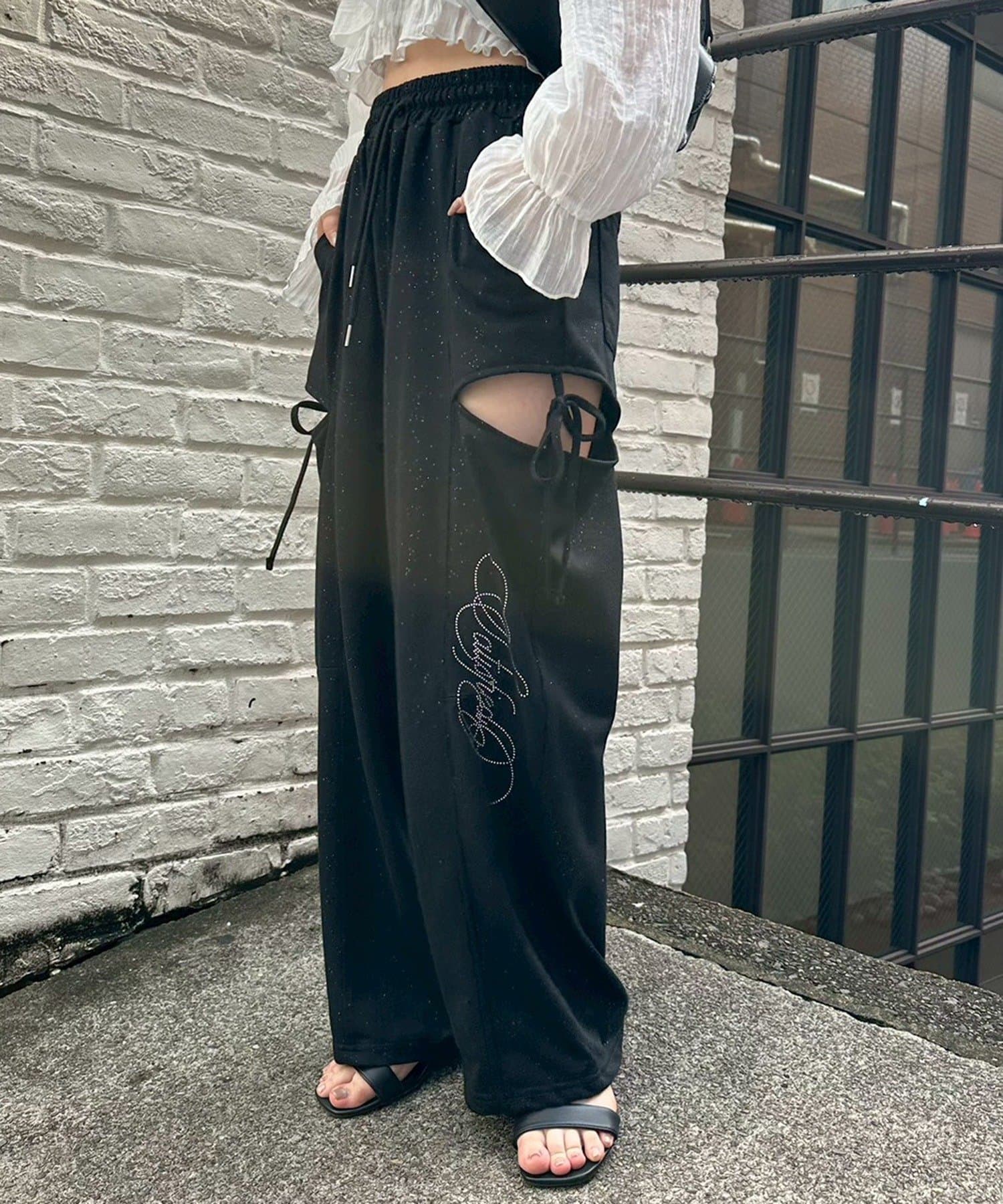 NICE CLAUP / OLIVE des OLIVE OUTLET(ナイスクラップ  / オリーブ デ オリーブ アウトレット) 【continuer】キラキラのスリットカットパンツ