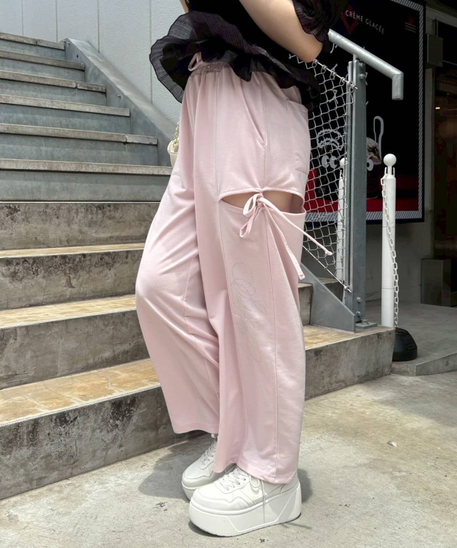 NICE CLAUP / OLIVE des OLIVE OUTLET(ナイスクラップ  / オリーブ デ オリーブ アウトレット) 【continuer】キラキラのスリットカットパンツ