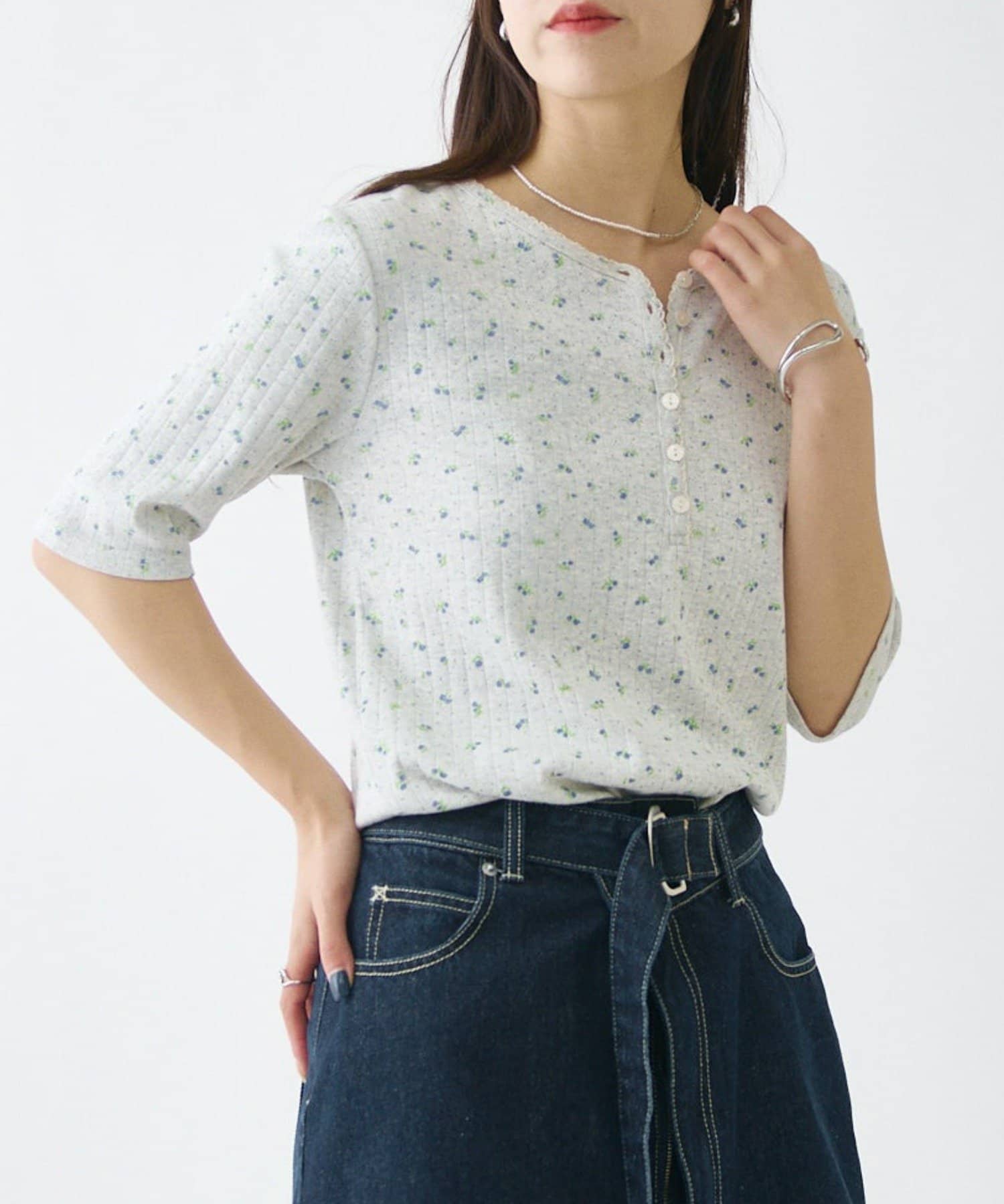 COLONY 2139(コロニー トゥーワンスリーナイン) 小花柄ヘンリーネックTシャツ