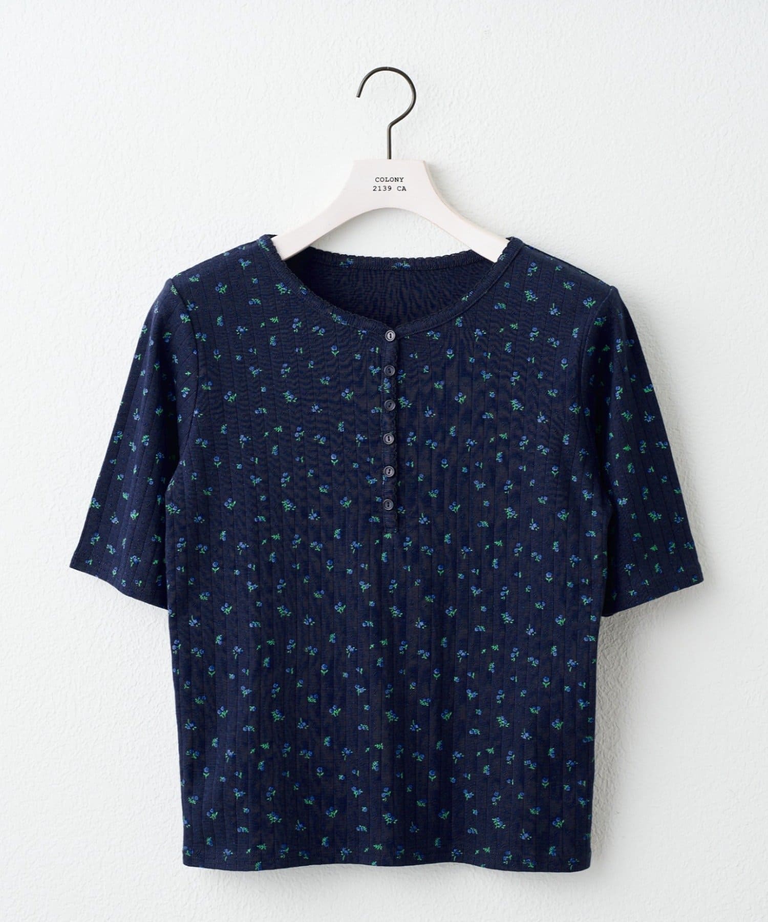 COLONY 2139(コロニー トゥーワンスリーナイン) 小花柄ヘンリーネックTシャツ