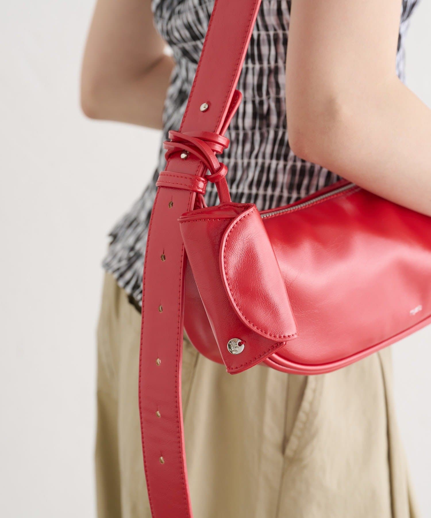 mystic(ミスティック) 《WEB限定/RED》ハーフムーンショルダーBAG