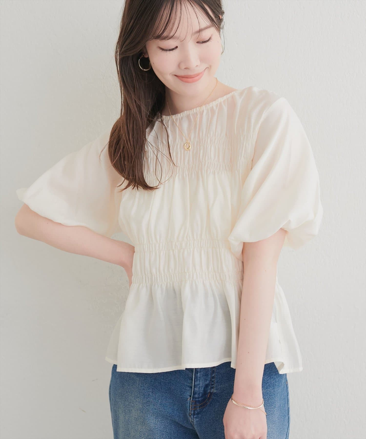 natural couture(ナチュラルクチュール) シャーリングパフスリーブブラウス