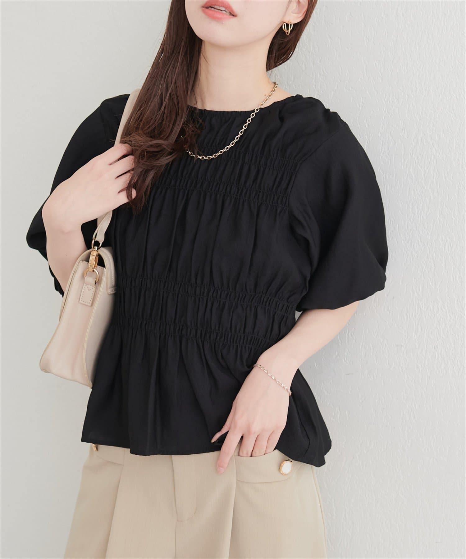 natural couture(ナチュラルクチュール) シャーリングパフスリーブブラウス