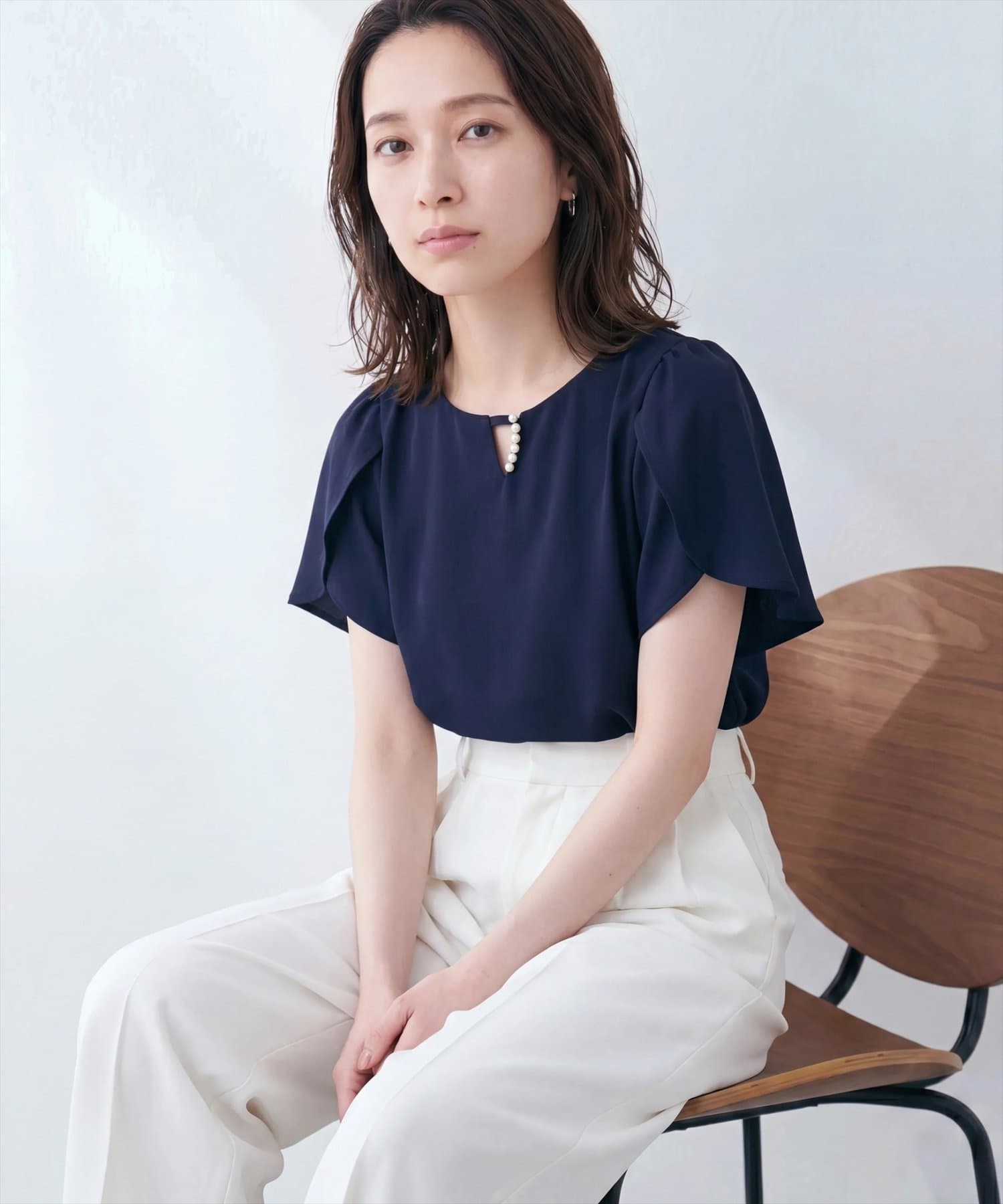 natural couture(ナチュラルクチュール) パールデザインフレア袖ブラウス