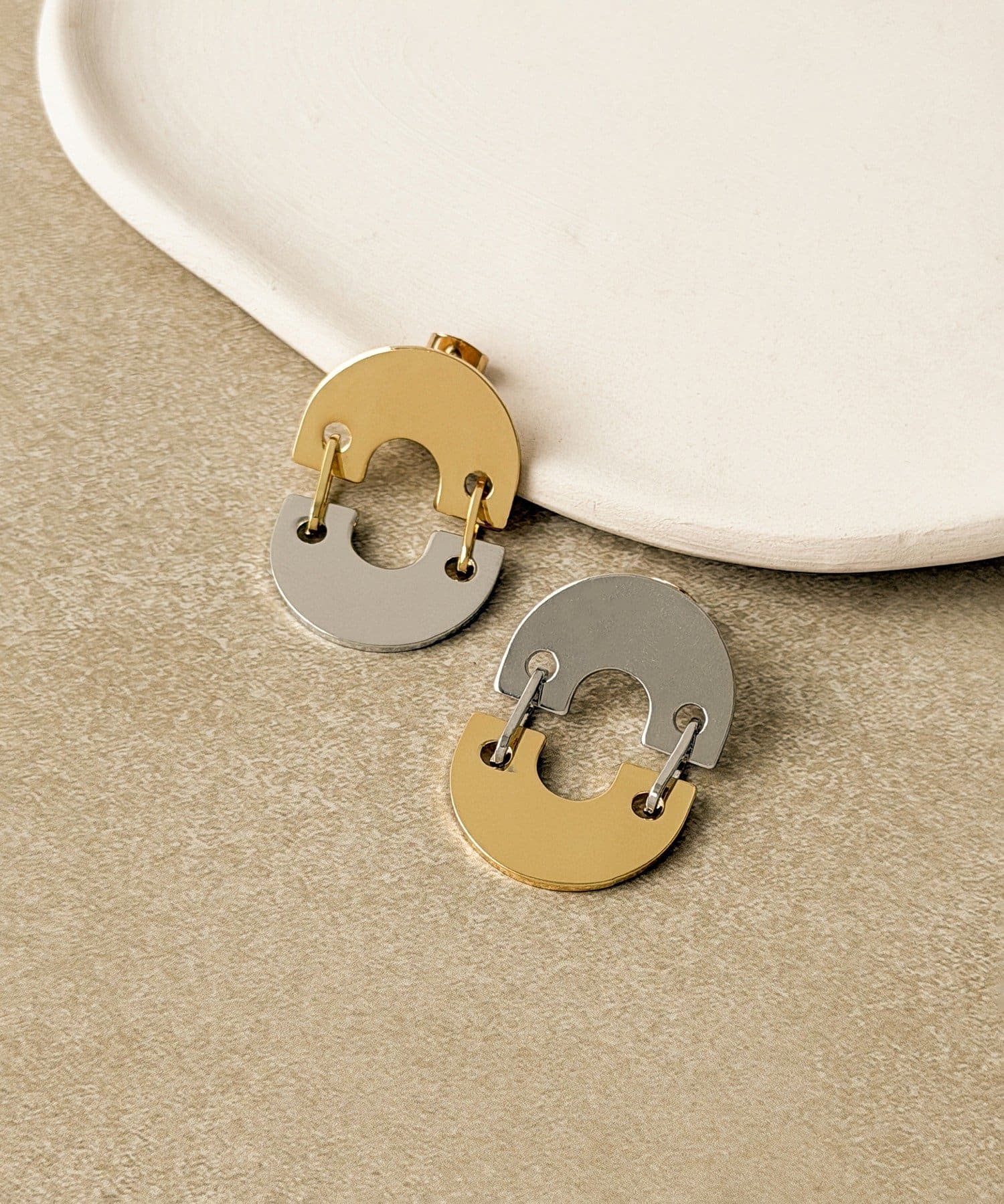 3COINS(スリーコインズ) コンビカラー半円パーツピアス