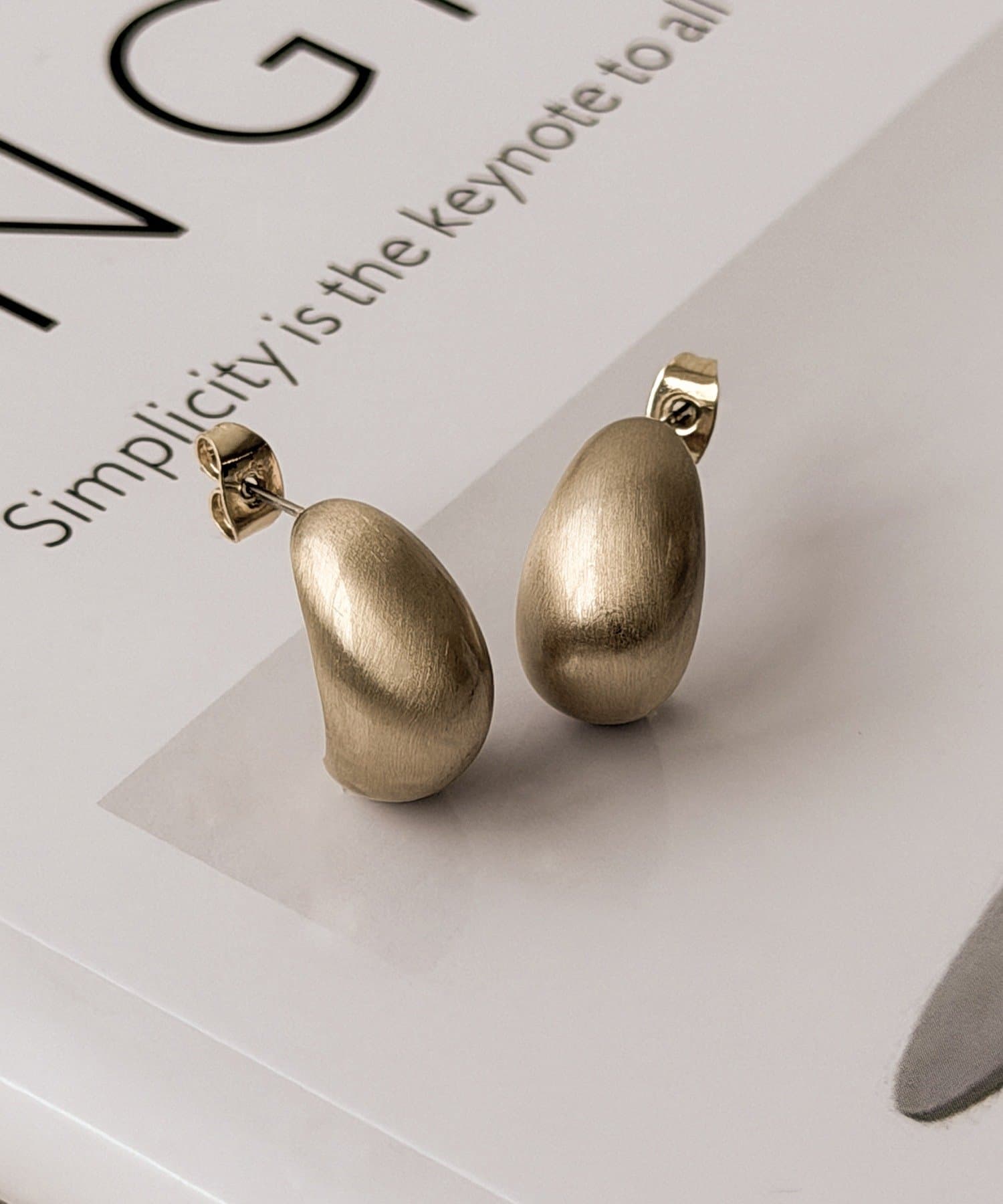 3COINS(スリーコインズ) サティーナ加工ハーフフープピアス