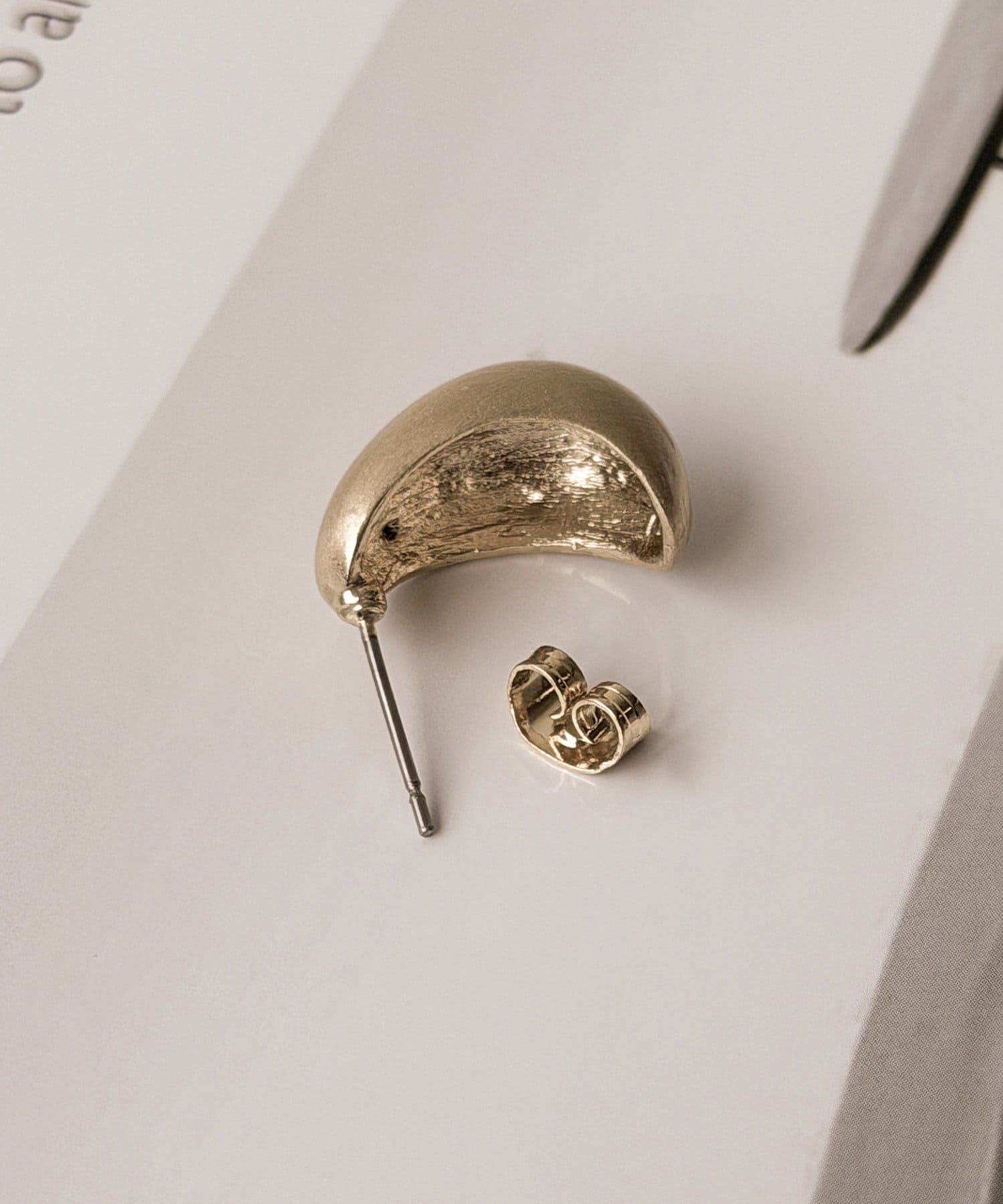 3COINS(スリーコインズ) サティーナ加工ハーフフープピアス