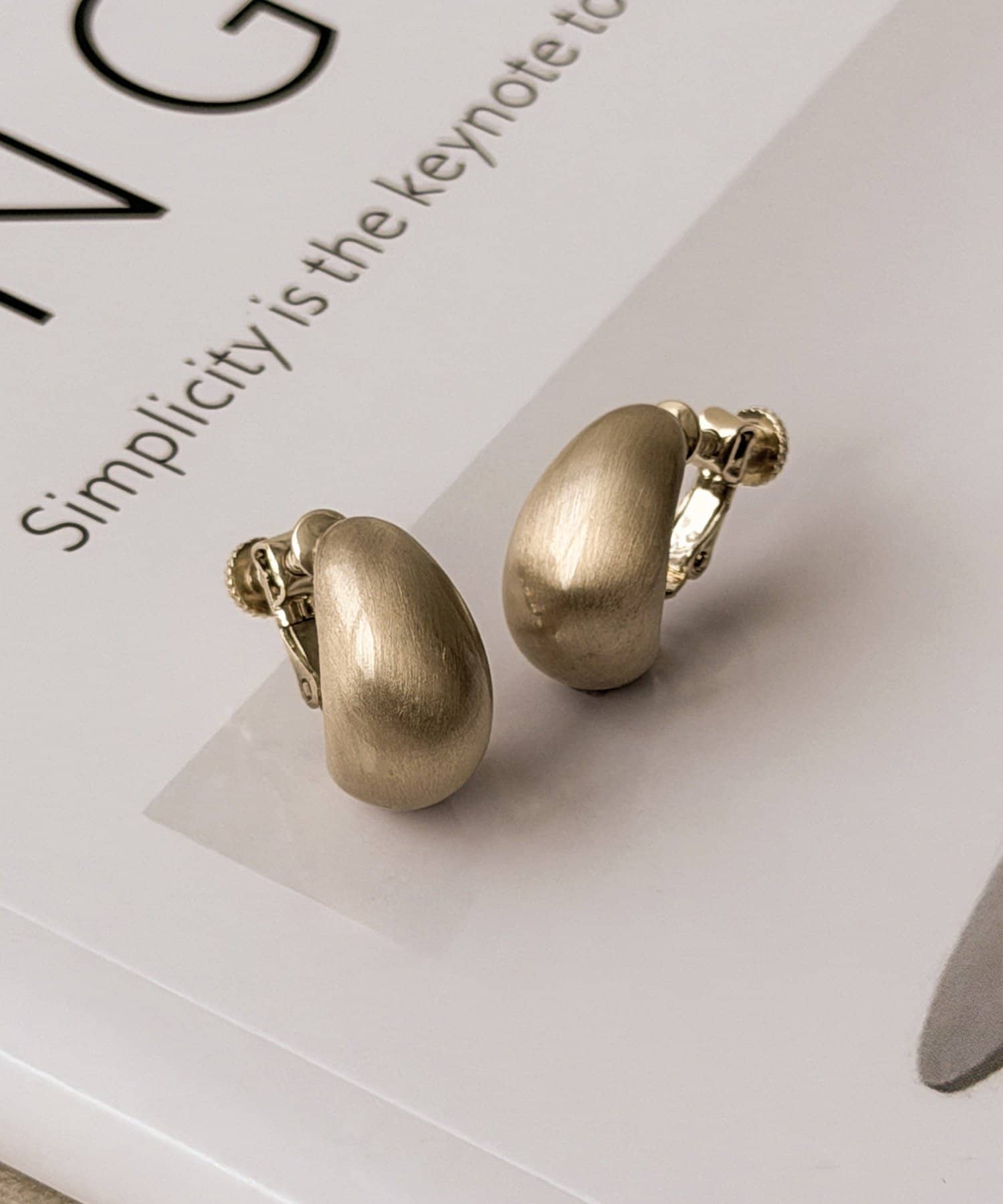 3COINS(スリーコインズ) サティーナ加工ハーフフープイヤリング