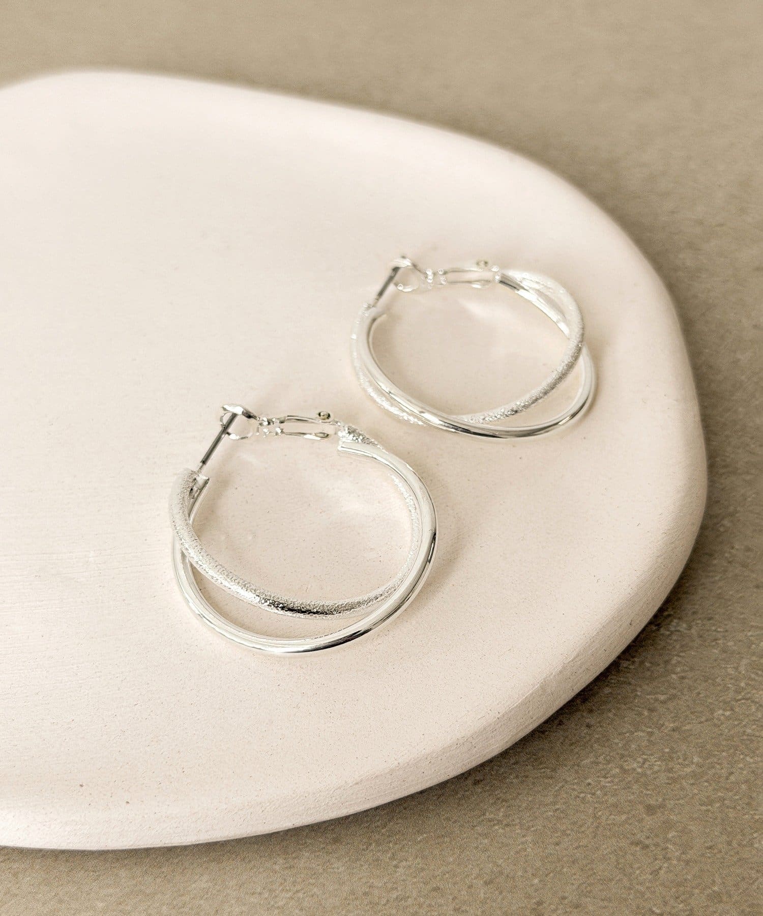 3COINS(スリーコインズ) ツートーンダブルフープピアス