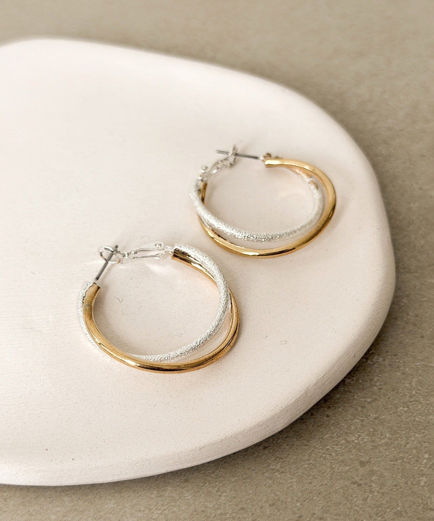 3COINS(スリーコインズ) ツートーンダブルフープピアス