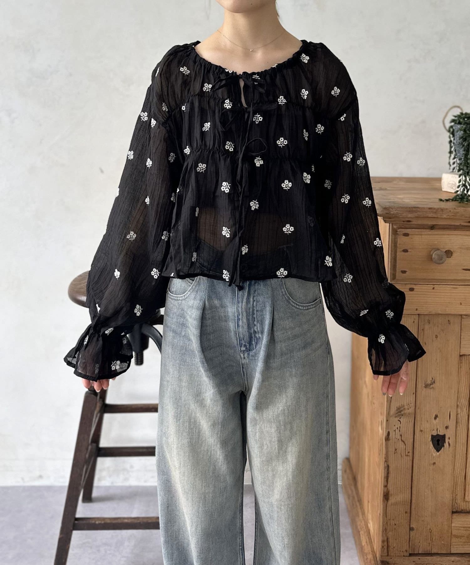 LOCUST(ローカスト) 【トレンドアイテム】ヨウリュウ刺繡リボンブラウス
