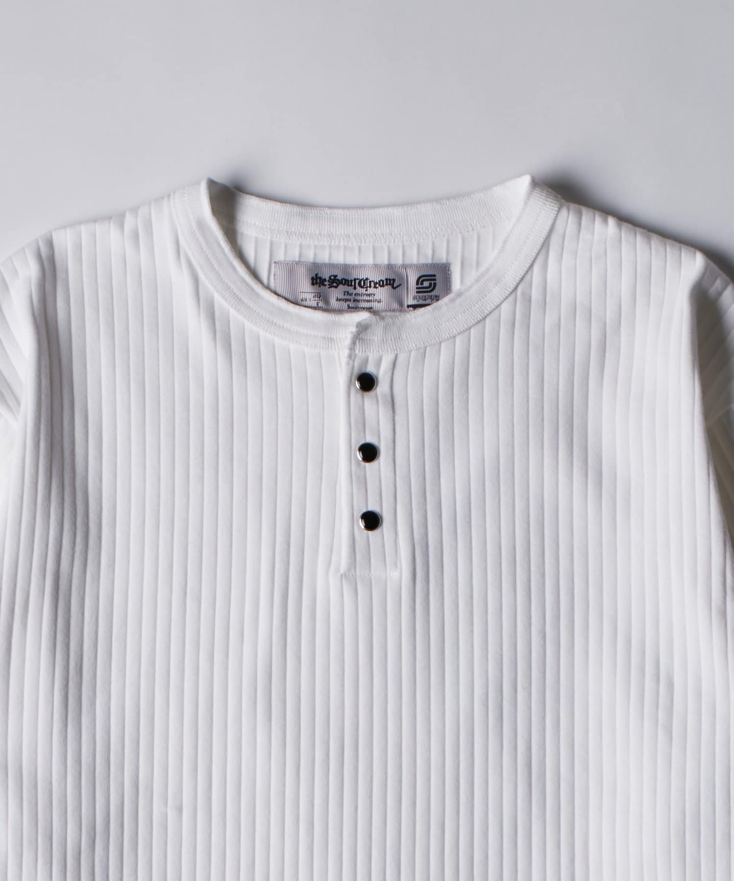 WHO’S WHO gallery(フーズフーギャラリー) 【Sourcream】パール針ぬきヘンリーL/S TEE[2026AW]