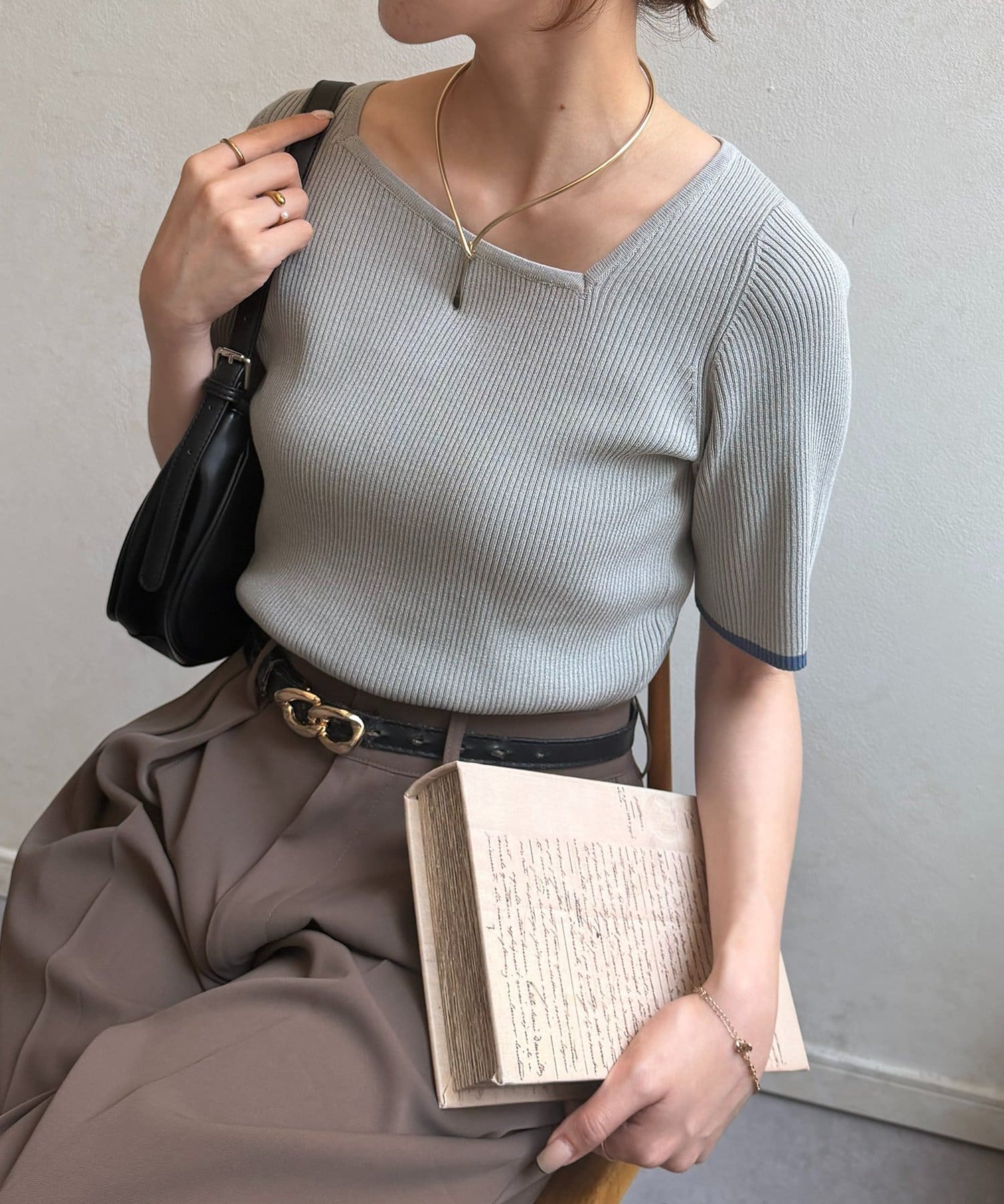 Thevon.(ゼヴォン) アシメスクエアネック5分袖リブニット