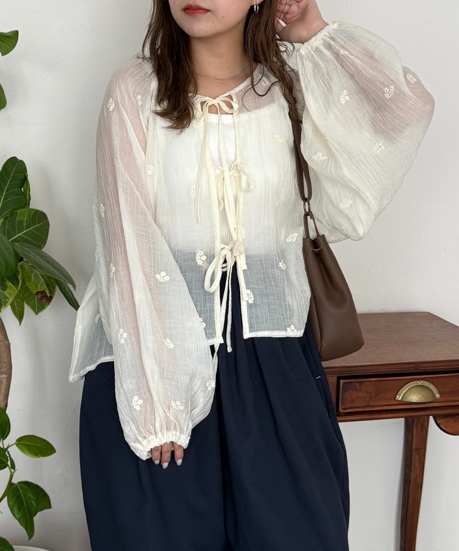 CPCM(シーピーシーエム) 【前後2WAY】刺繍ワッシャー前リボンブラウス