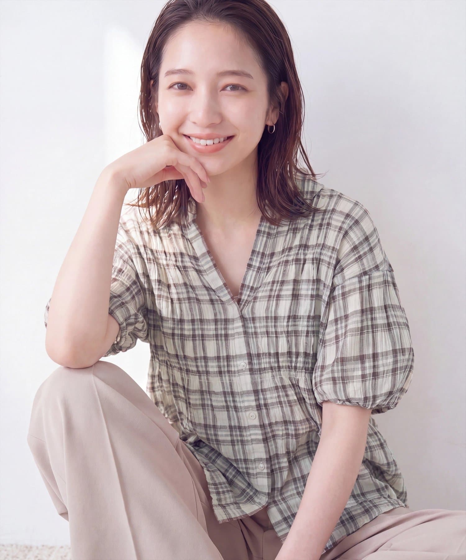 natural couture(ナチュラルクチュール) シャーリングデザインチェックブラウス