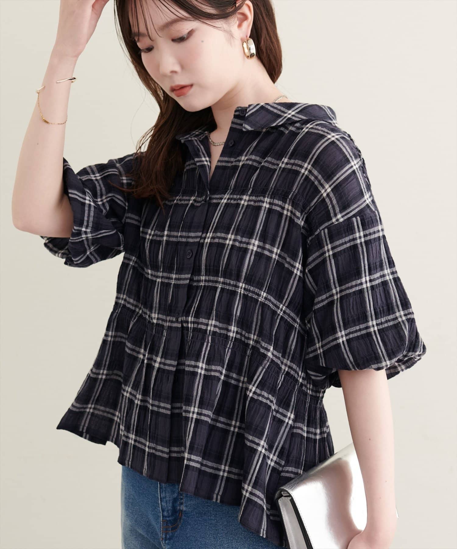 natural couture(ナチュラルクチュール) シャーリングデザインチェックブラウス