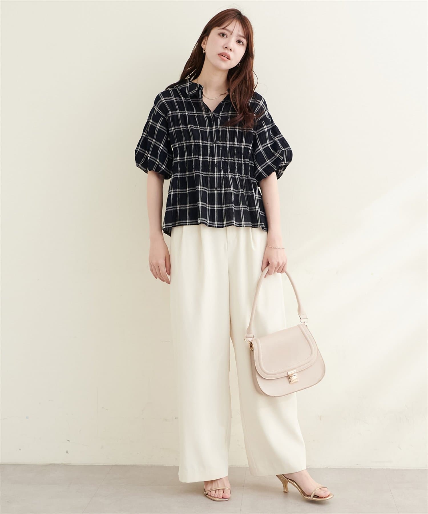 natural couture(ナチュラルクチュール) シャーリングデザインチェックブラウス