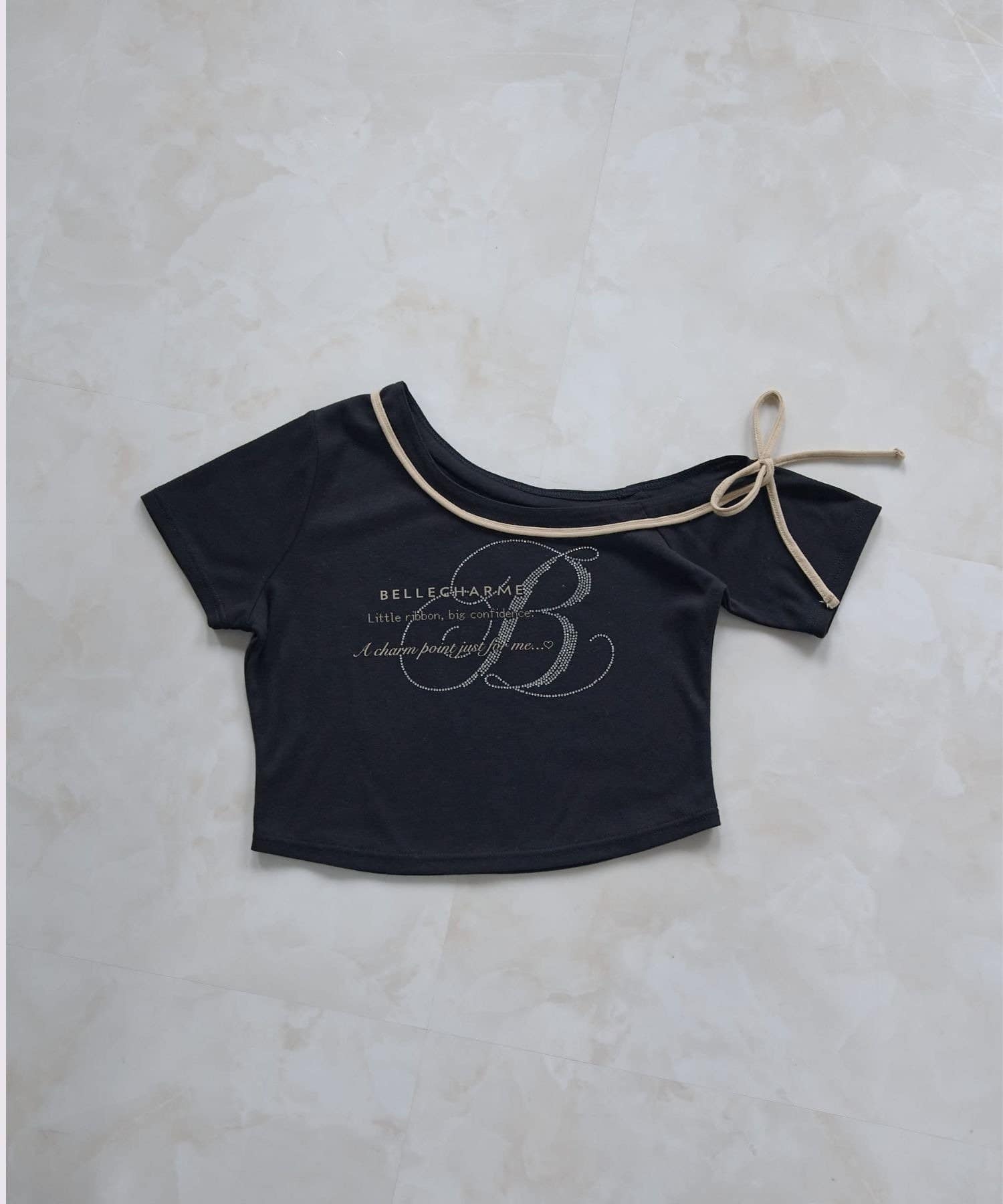 Belle Charme(ベルシャルム) Graphic One Shoulder Tee