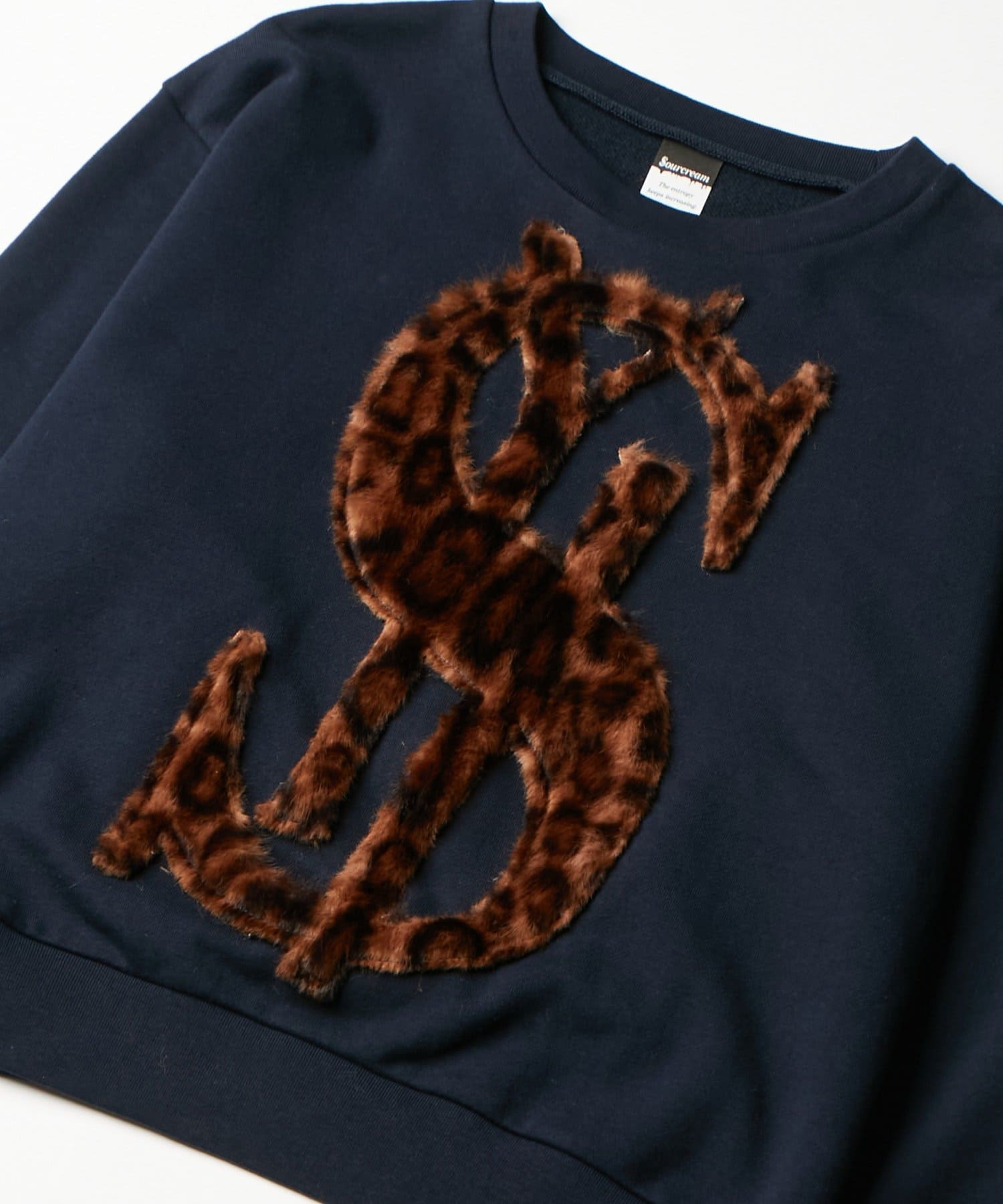WHO’S WHO gallery(フーズフーギャラリー) 【26AW LOOK掲載品番】【Sourcream】$ロゴファースウェット