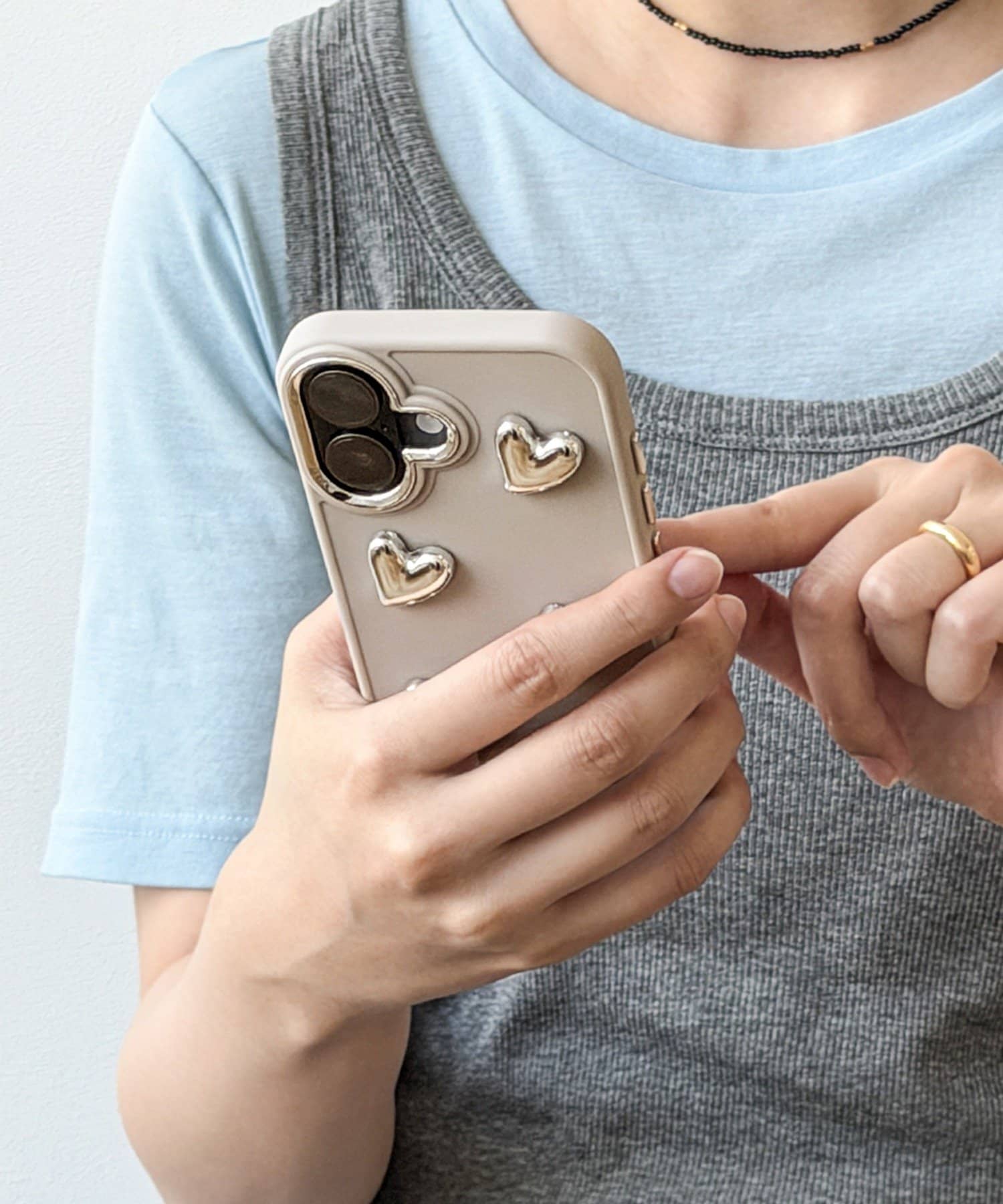 3COINS(スリーコインズ) メタルハートスマホケース：iPhone17用