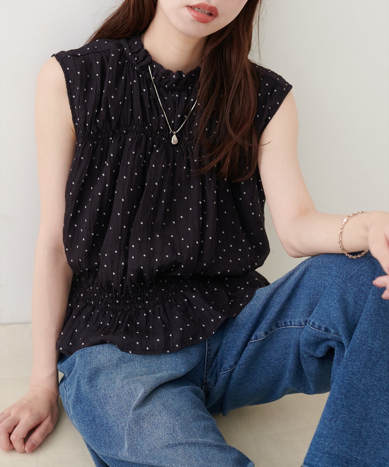 natural couture(ナチュラルクチュール) 胸シャーリングシアーノースリブラウス