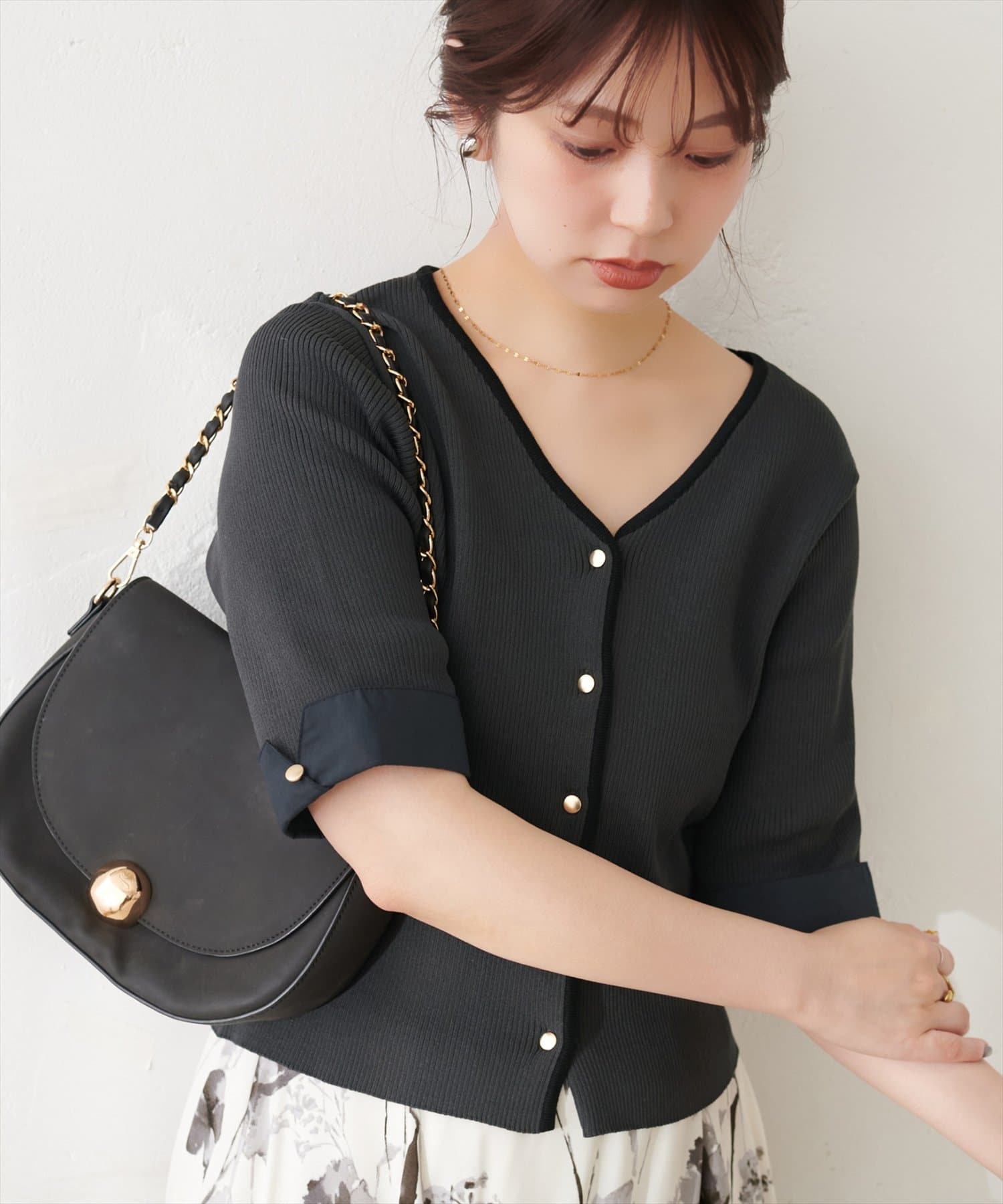 natural couture(ナチュラルクチュール) 袖口カフス付き配色Vネックカーデ