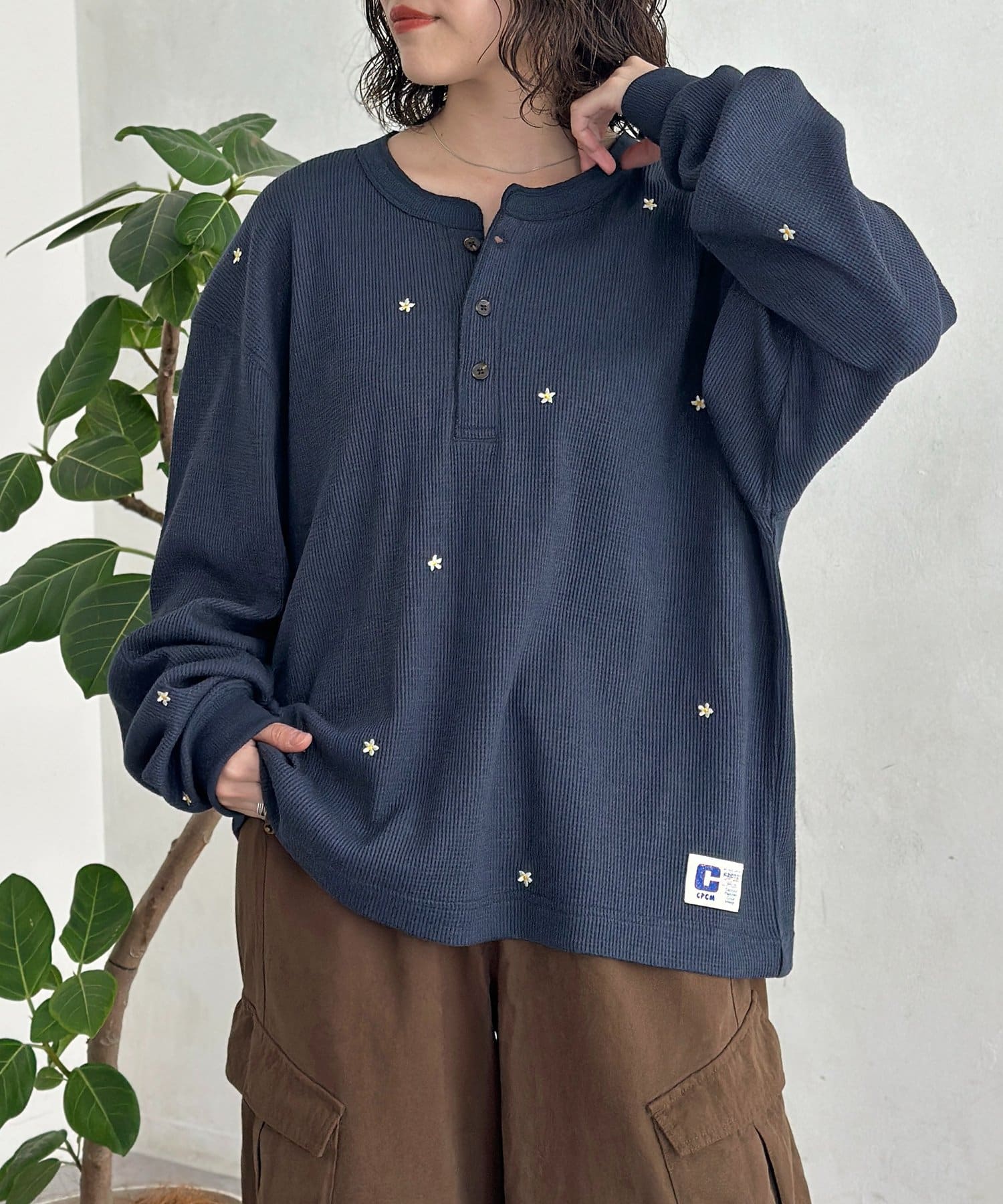 CPCM(シーピーシーエム) フラワー刺繍ワッフルヘンリー
