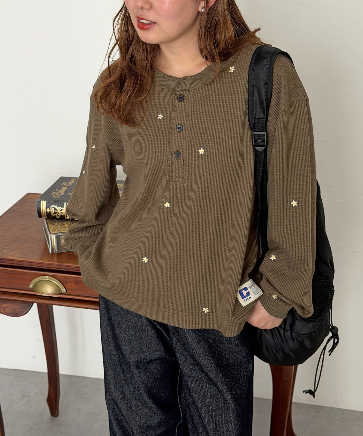 CPCM(シーピーシーエム) フラワー刺繍ワッフルヘンリー