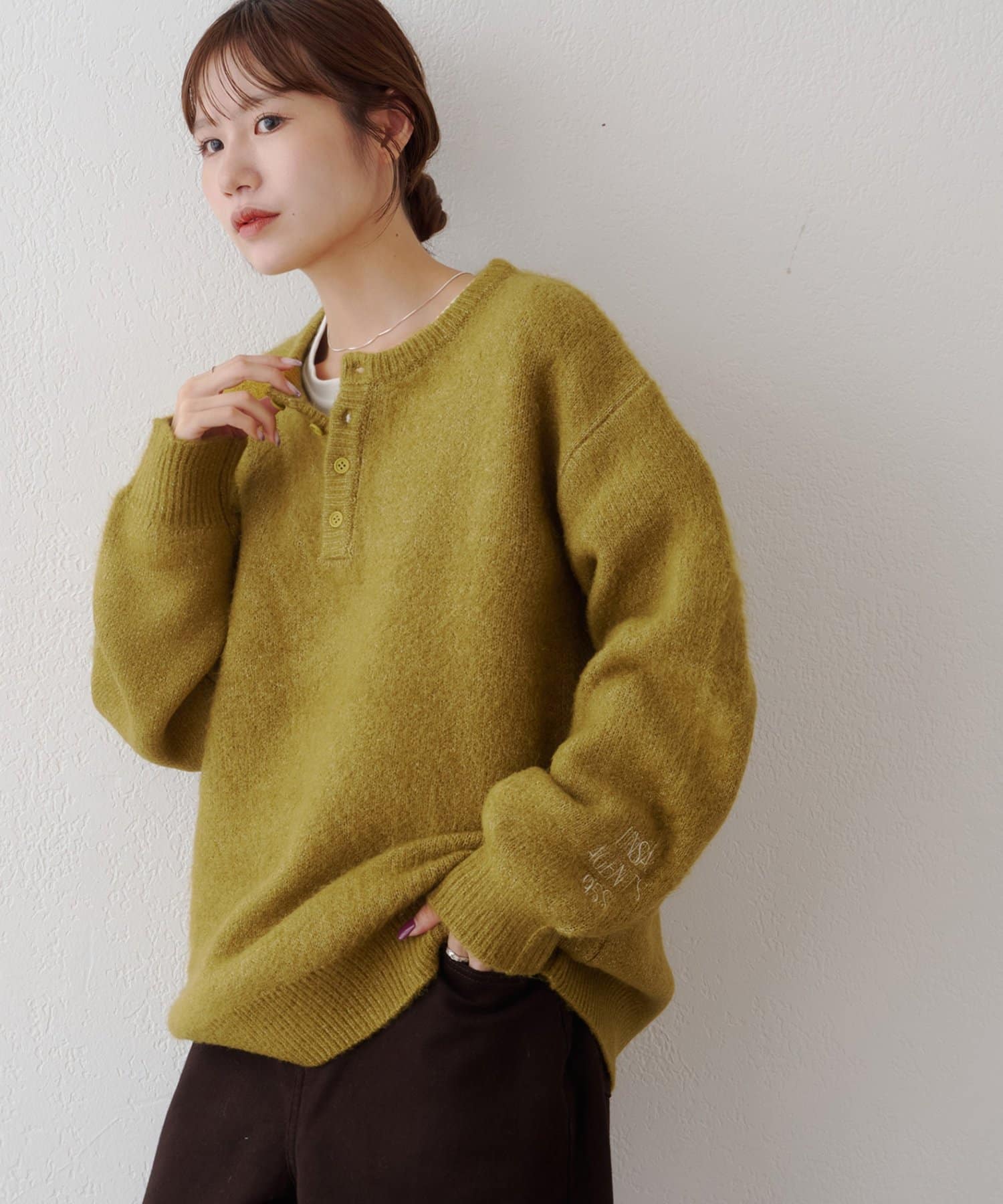 DISCOAT(ディスコート) 【Enlude】袖刺繍ロゴニットヘンリーネックニット《ユニセックス》