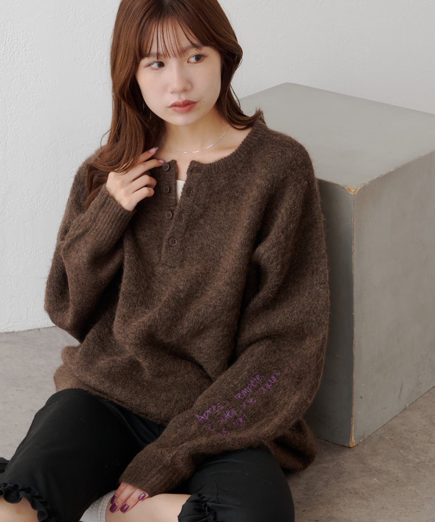 DISCOAT(ディスコート) 【Enlude】袖刺繍ロゴニットヘンリーネックニット《ユニセックス》
