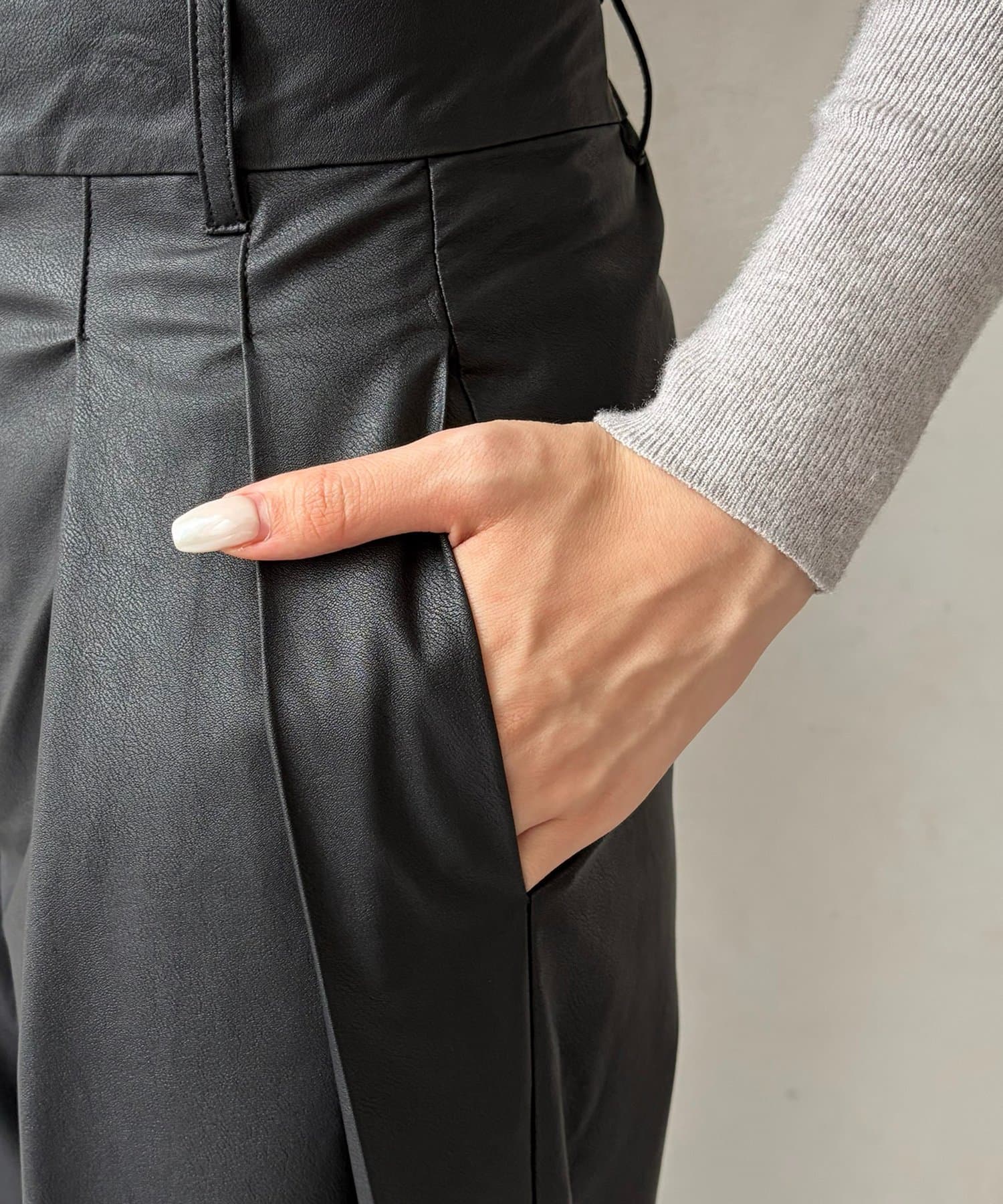 Thevon.(ゼヴォン) ウォッシャブルFレザータックパンツ