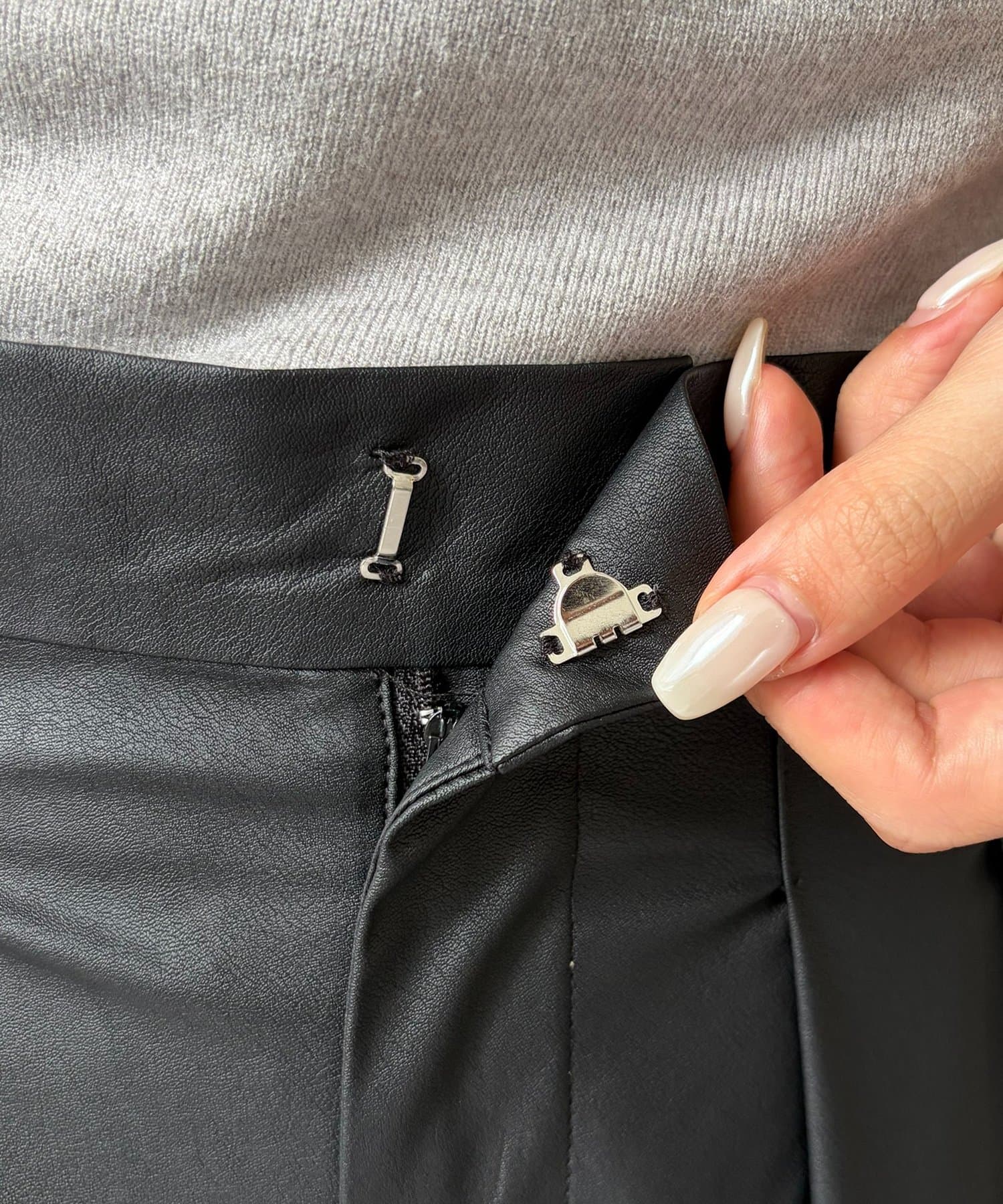 Thevon.(ゼヴォン) ウォッシャブルFレザータックパンツ