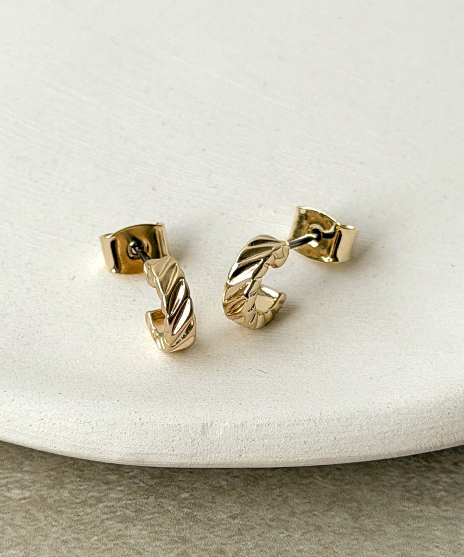 3COINS(スリーコインズ) 斜めラインフープピアス