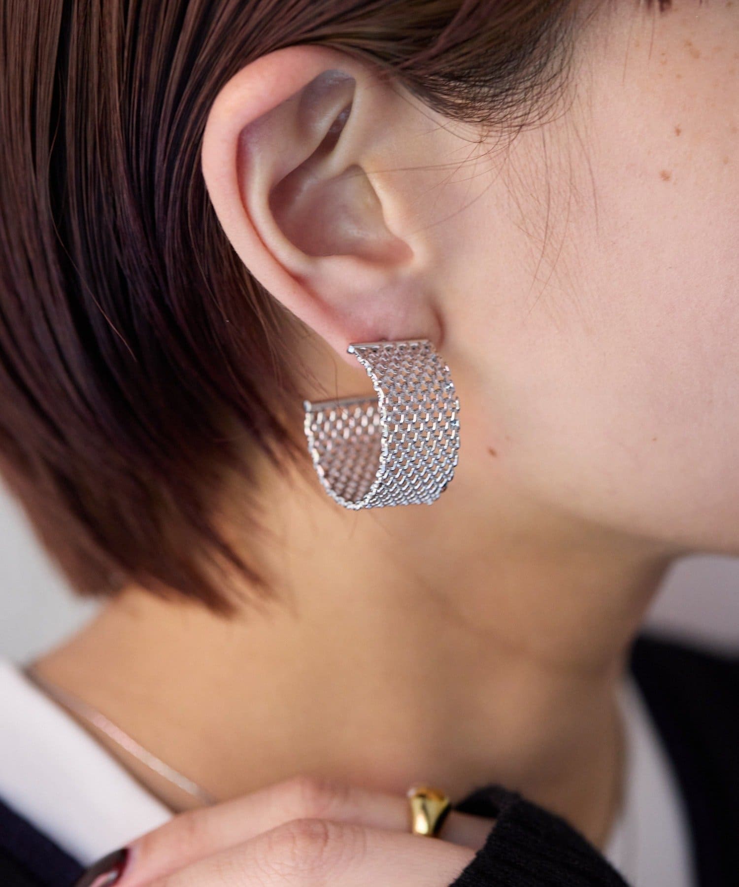 幅広メッシュフープピアス《チタンポスト》 | ear PAPILLONNER(イア