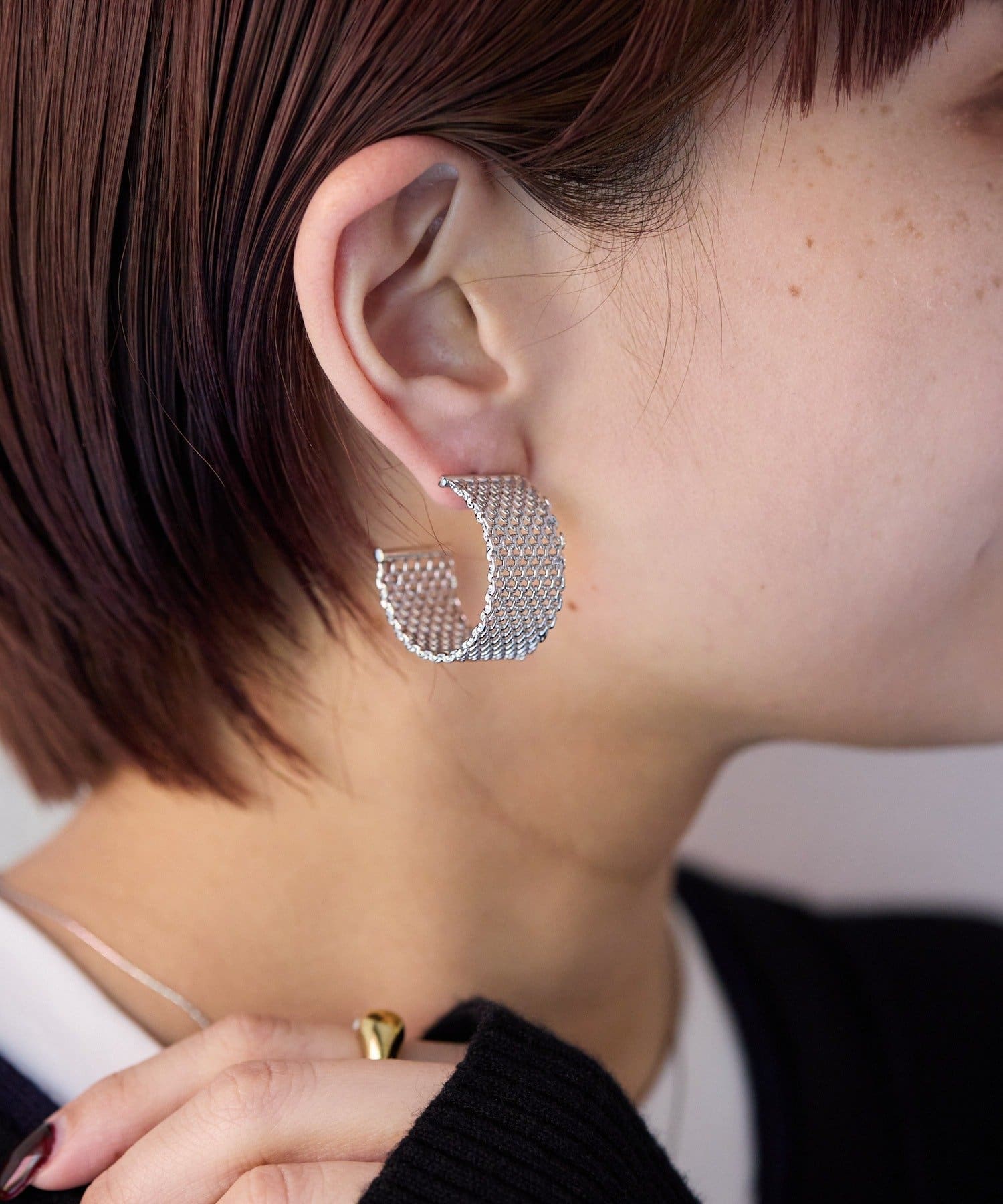 ear PAPILLONNER(イア パピヨネ) 幅広メッシュフープピアス《チタンポスト》