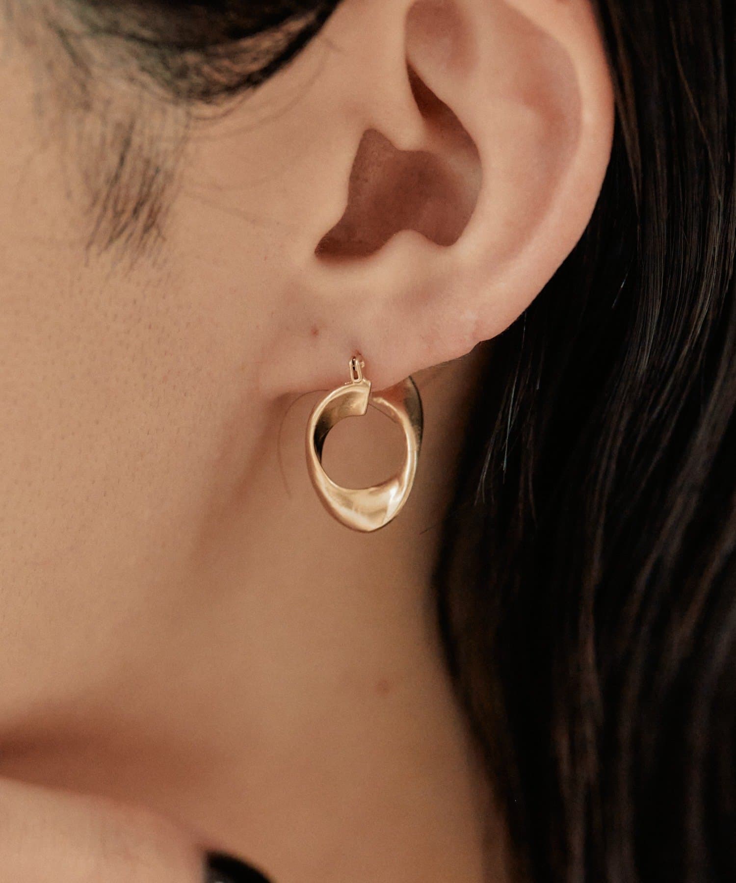 ear PAPILLONNER(イア パピヨネ) ツイストピアス《日本製/チタンポスト》