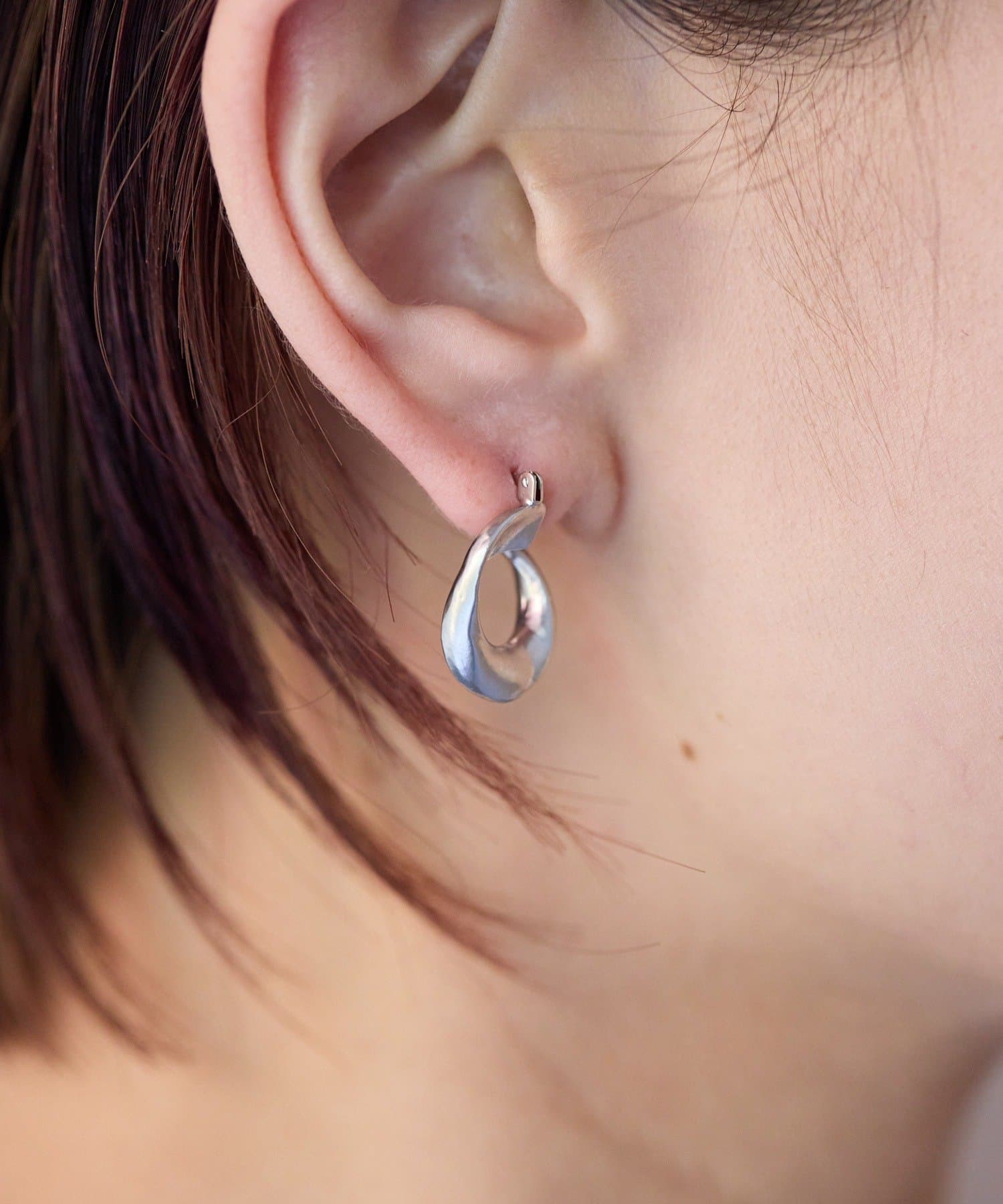 ear PAPILLONNER(イア パピヨネ) ツイストピアス《日本製/チタンポスト》
