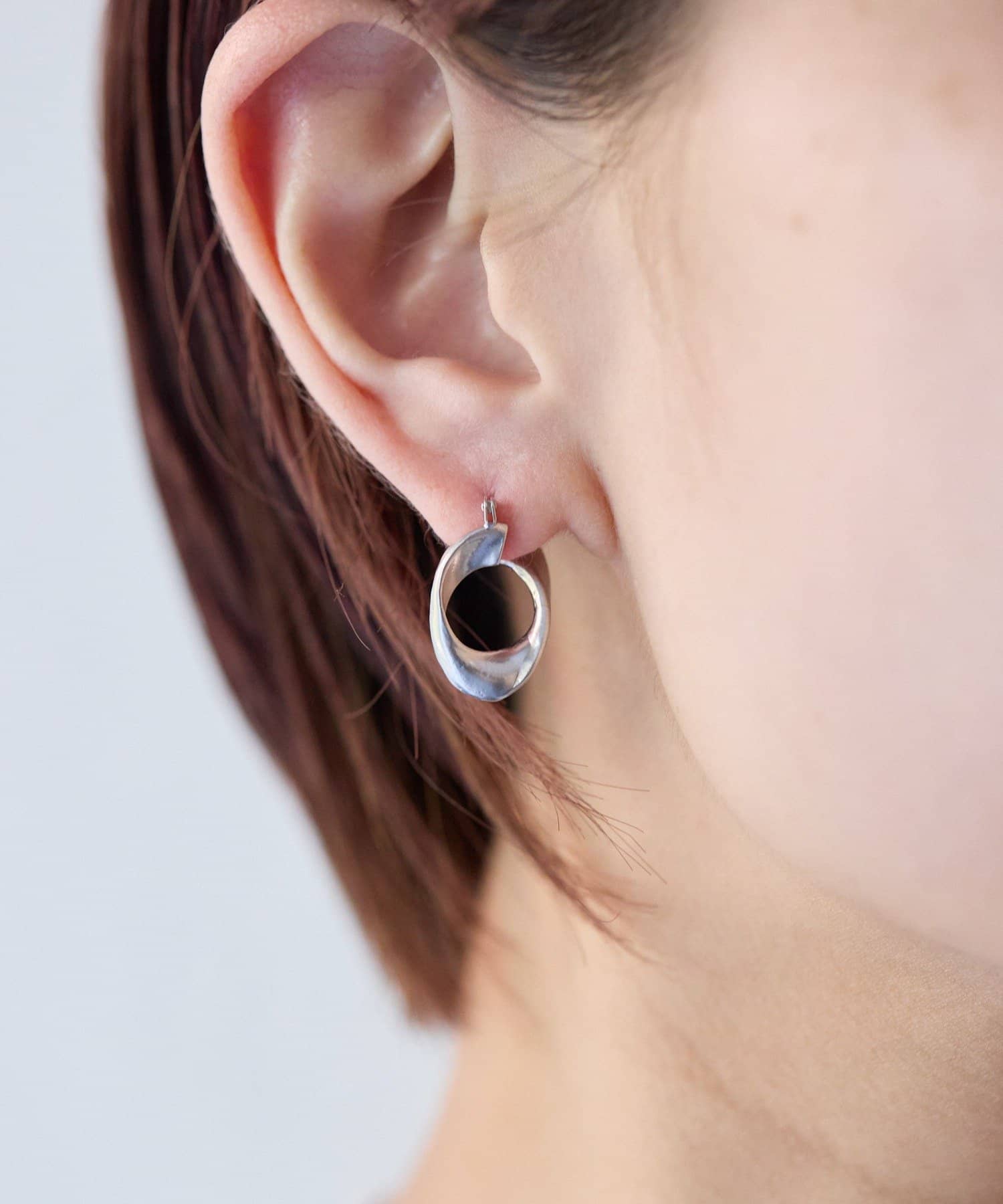 ear PAPILLONNER(イア パピヨネ) ツイストピアス《日本製/チタンポスト》