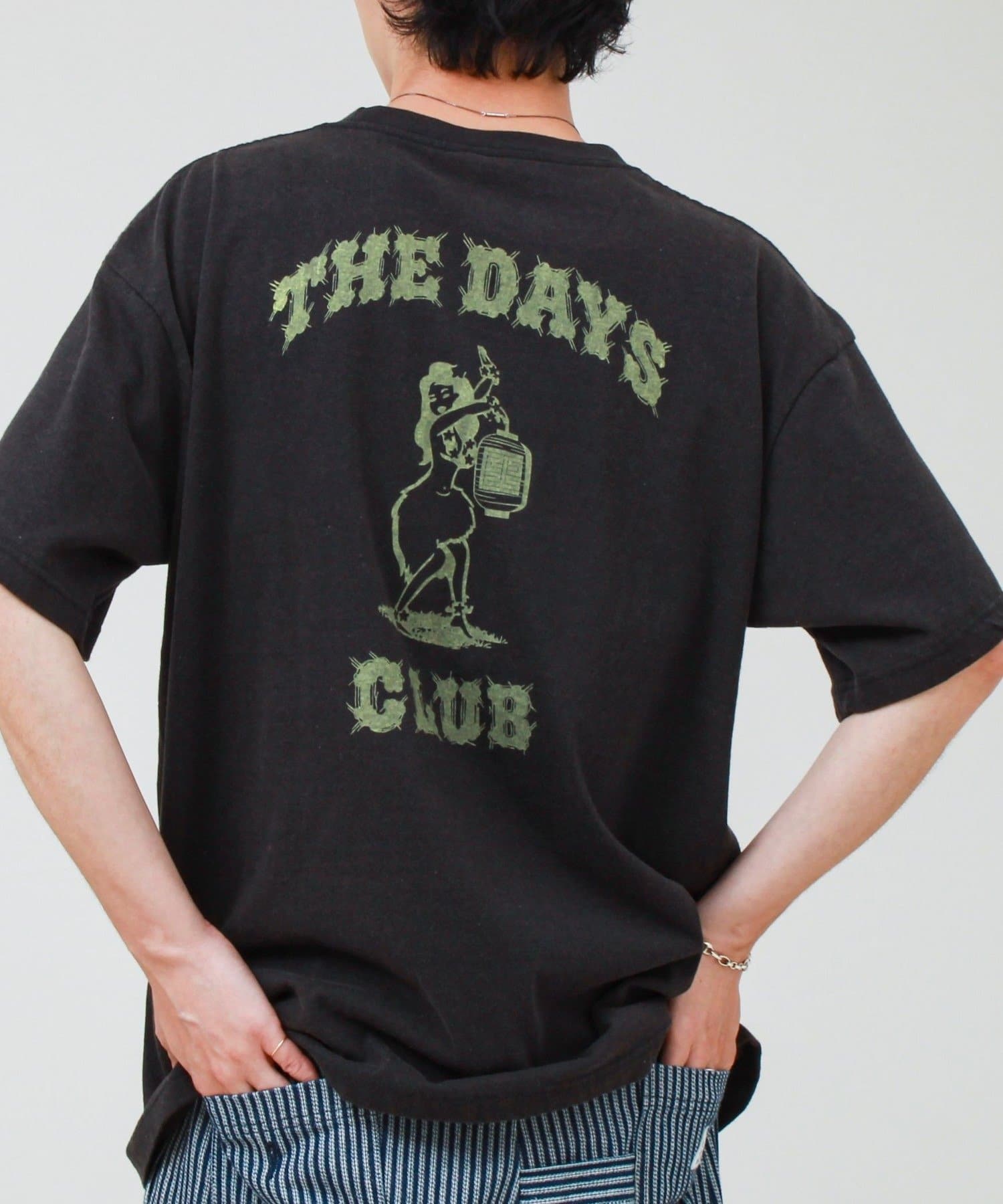 THE DAYS】HIGE MOJI ROMAJI TEE 髭文字 Tシャツ | FREDY & GLOSTER