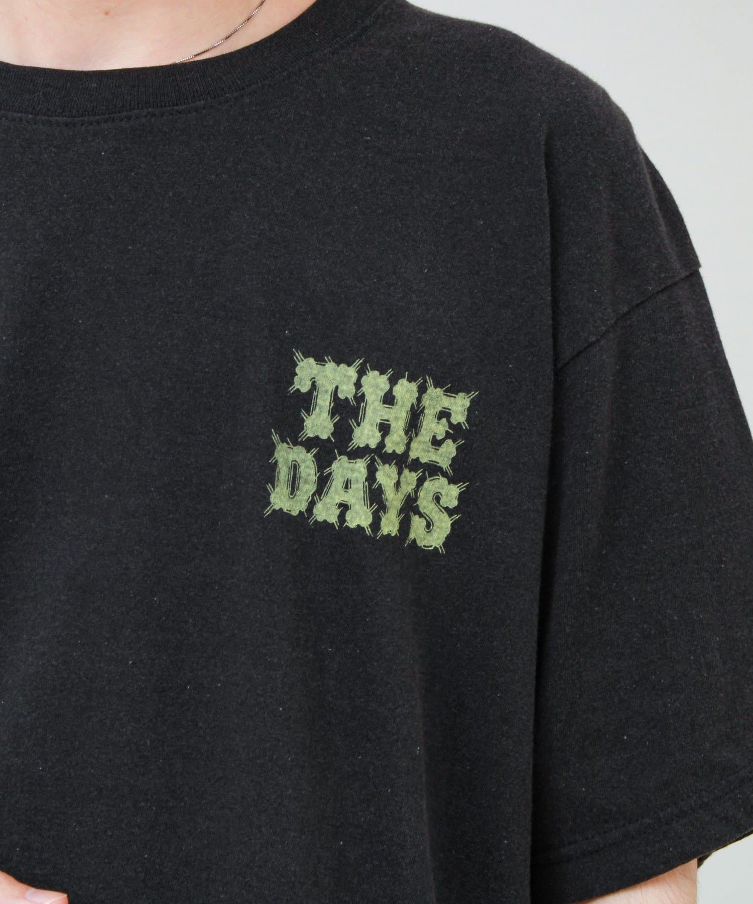 FREDY & GLOSTER(フレディ アンド グロスター) 【THE DAYS】HIGE MOJI ROMAJI TEE 髭文字 Tシャツ