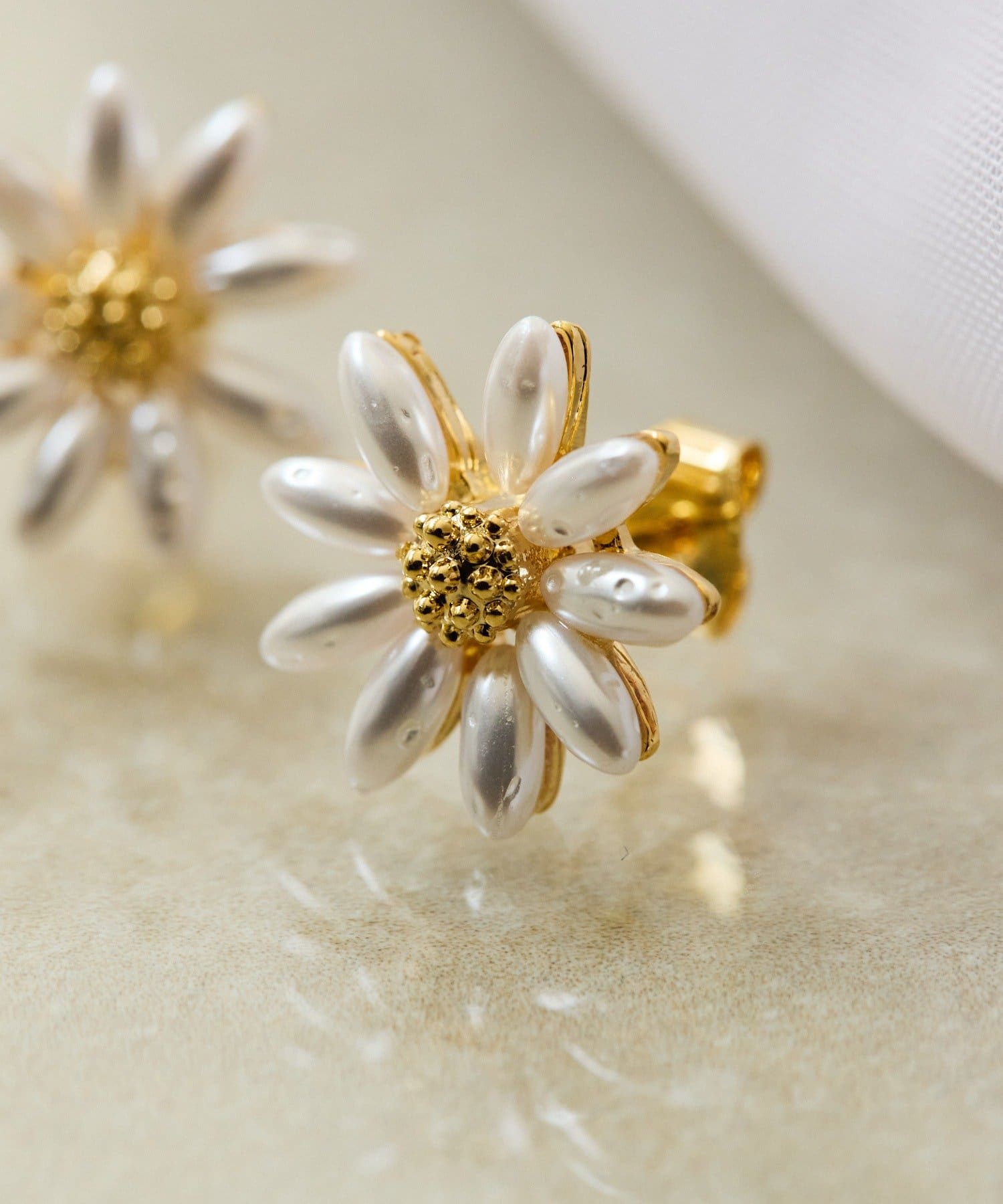 ear PAPILLONNER(イア パピヨネ) プチパールフラワーピアス