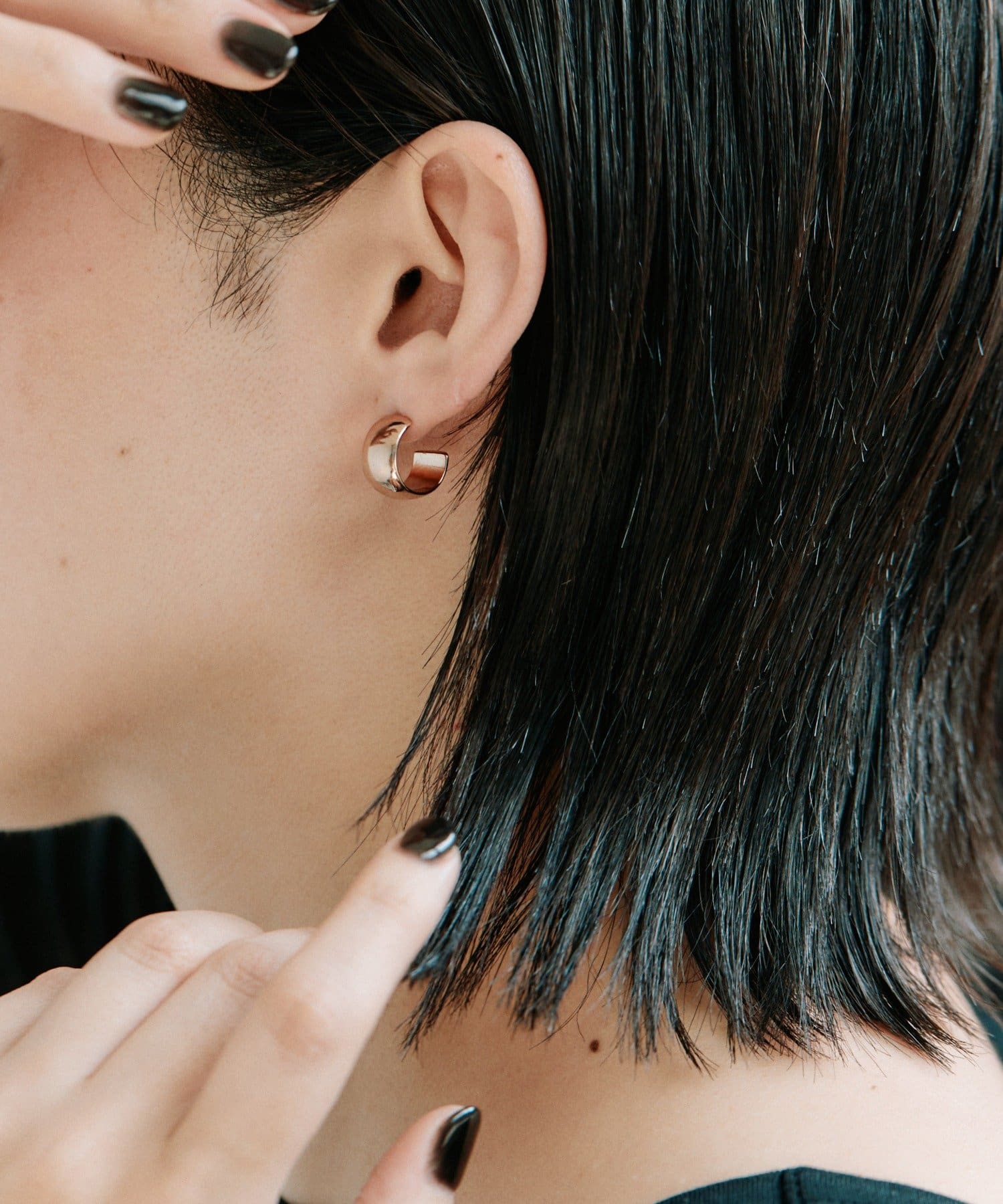 ear PAPILLONNER(イア パピヨネ) シアーブラウン幅広ミニピアス《WEB＆一部店舗限定/日本製》