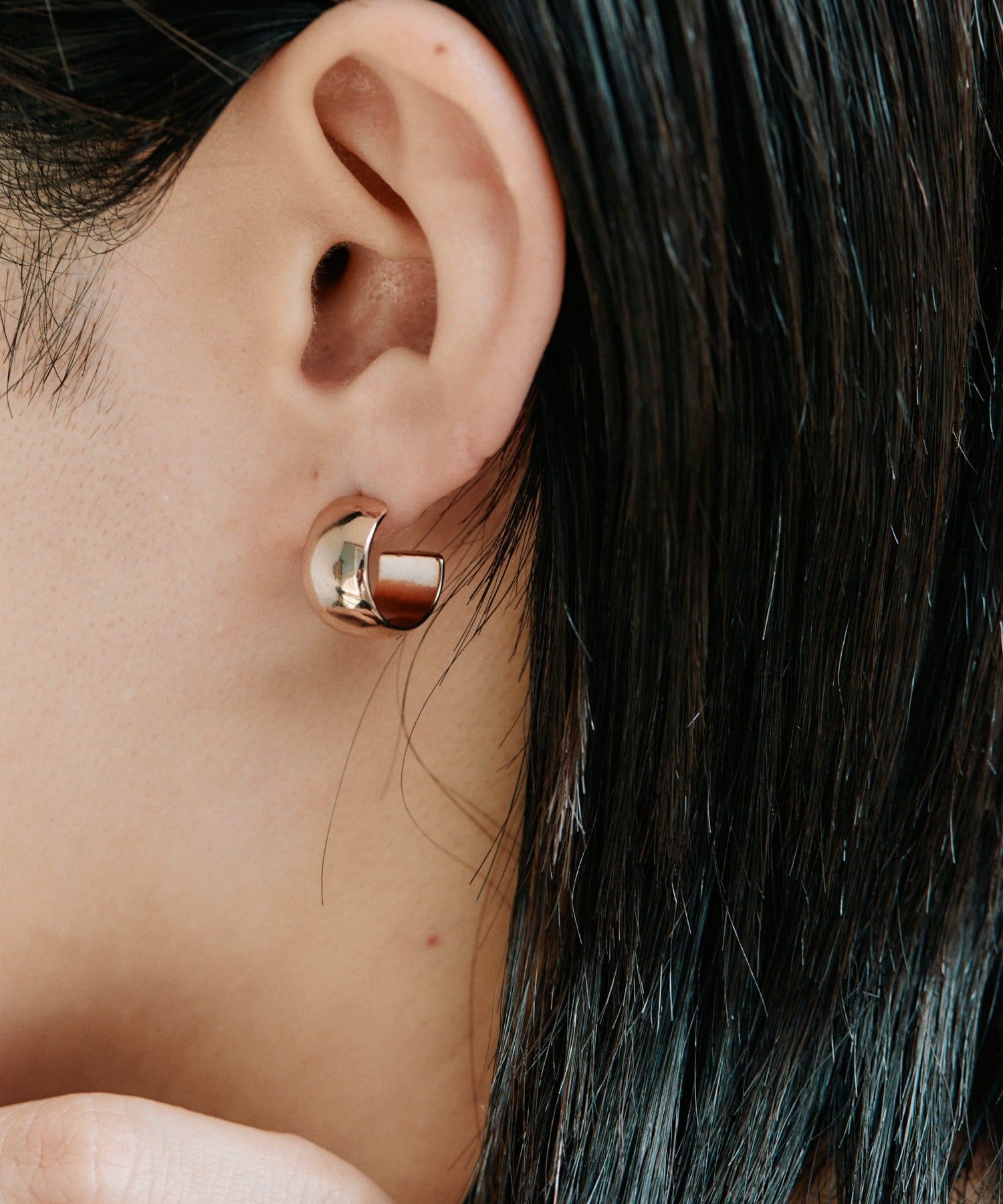 ear PAPILLONNER(イア パピヨネ) シアーブラウン幅広ミニピアス《WEB＆一部店舗限定/日本製》