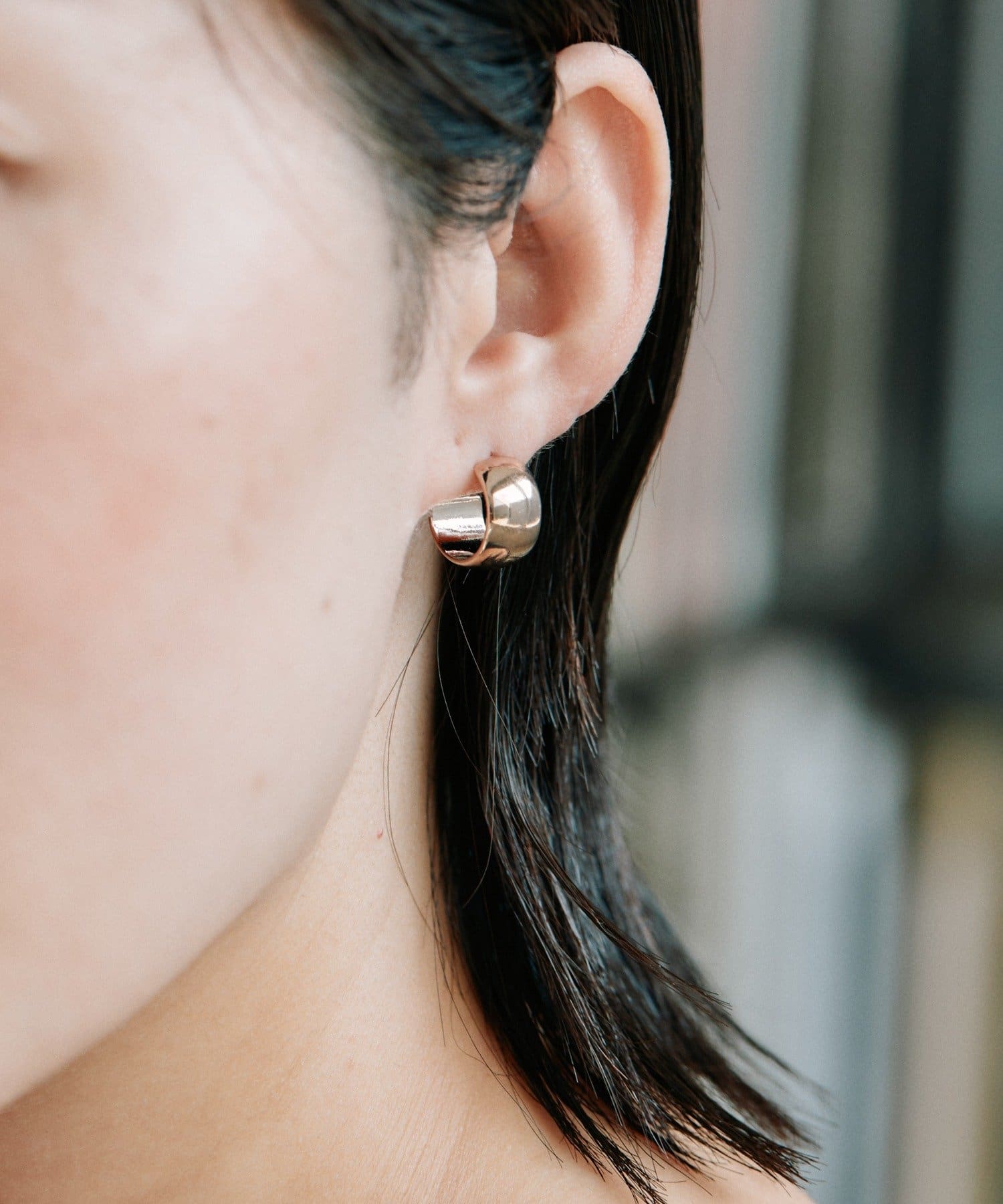 ear PAPILLONNER(イア パピヨネ) シアーブラウン幅広ミニピアス《WEB＆一部店舗限定/日本製》