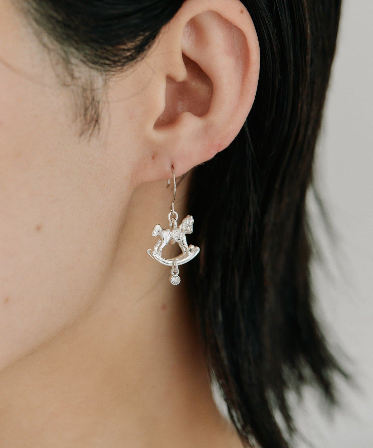 ear PAPILLONNER(イア パピヨネ) ミニ木馬ピアス《日本製》
