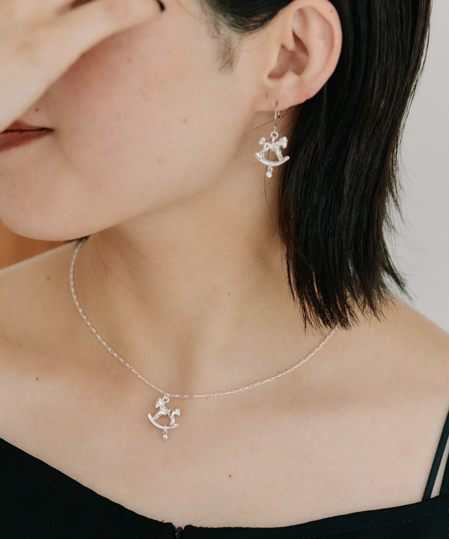 ear PAPILLONNER(イア パピヨネ) ミニ木馬ピアス《日本製》