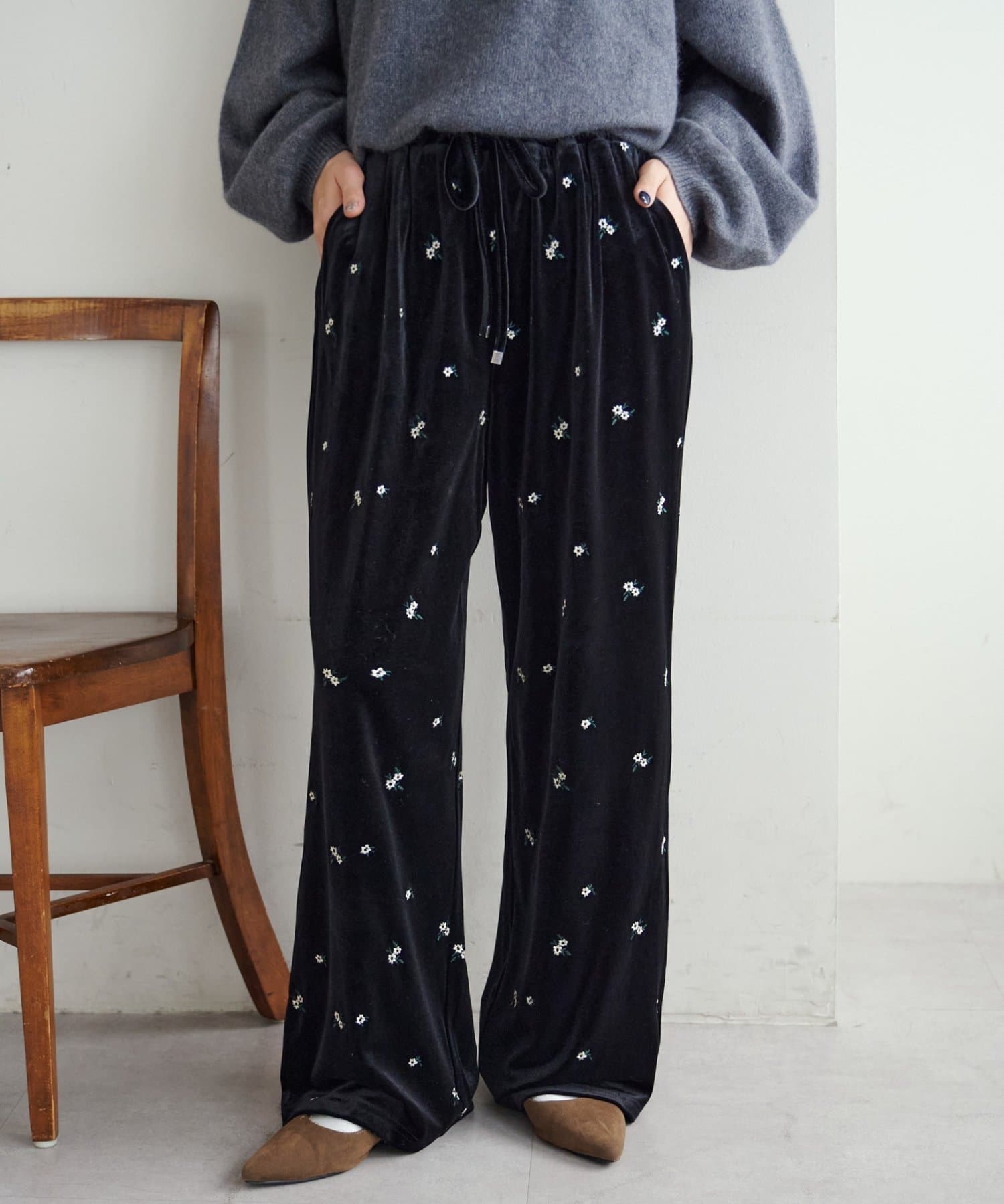 DISCOAT(ディスコート) 【WEB限定】ベロア刺繍イージーパンツ