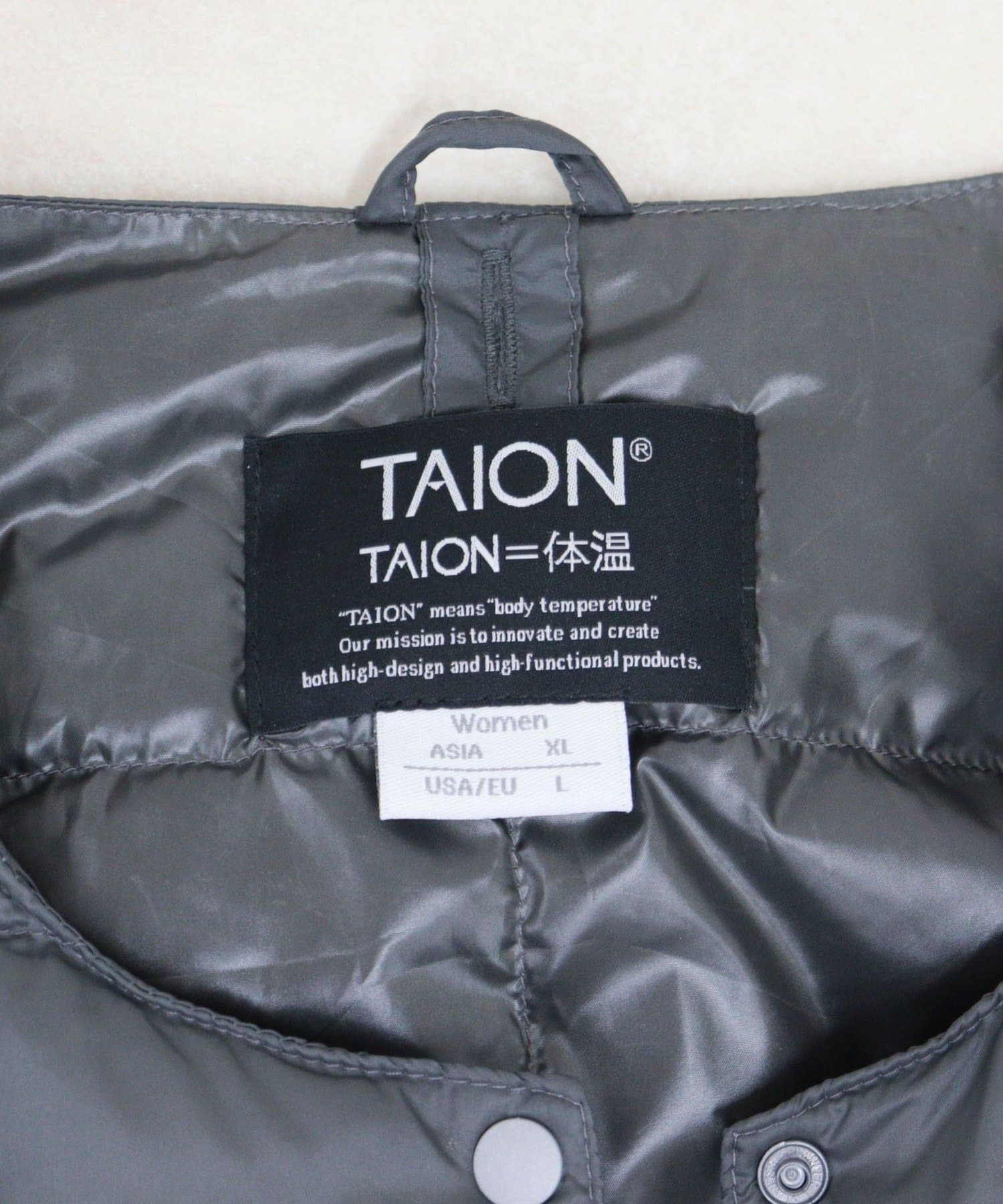 FREDY & GLOSTER(フレディ アンド グロスター) 《別注》【TAION/タイオン】CREW NECK BUTTONダウンジャケット