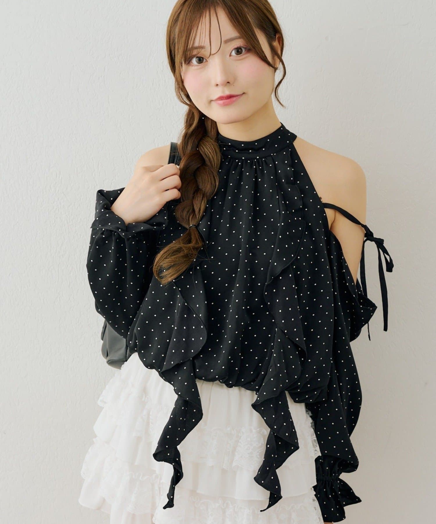 NICE CLAUP / OLIVE des OLIVE OUTLET(ナイスクラップ  / オリーブ デ オリーブ アウトレット) 【continuer】肩開きラッフルブラウス