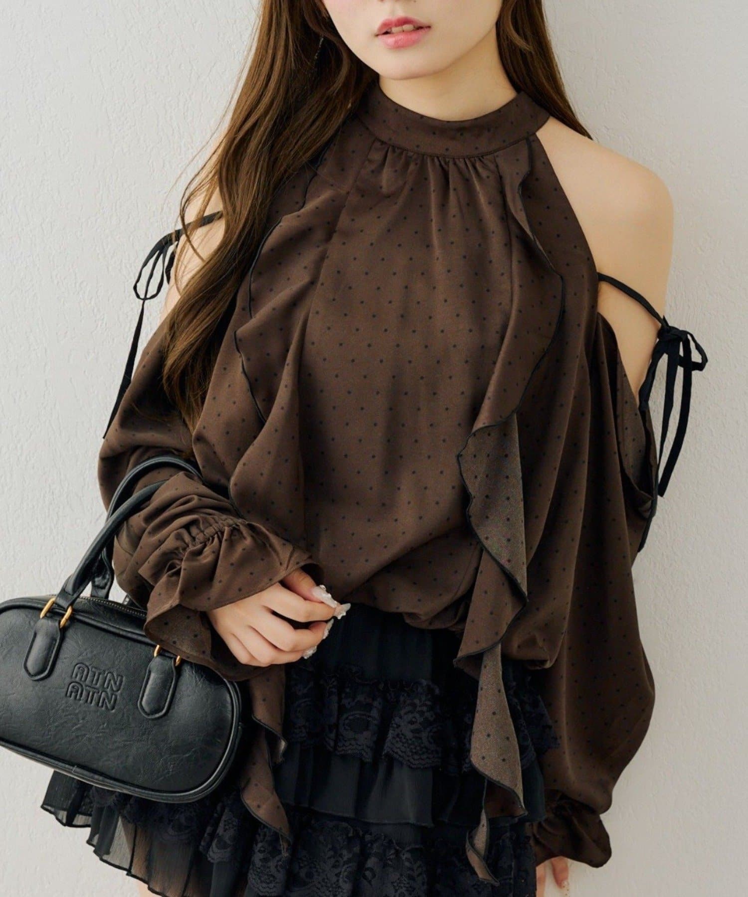 NICE CLAUP / OLIVE des OLIVE OUTLET(ナイスクラップ  / オリーブ デ オリーブ アウトレット) 【continuer】肩開きラッフルブラウス